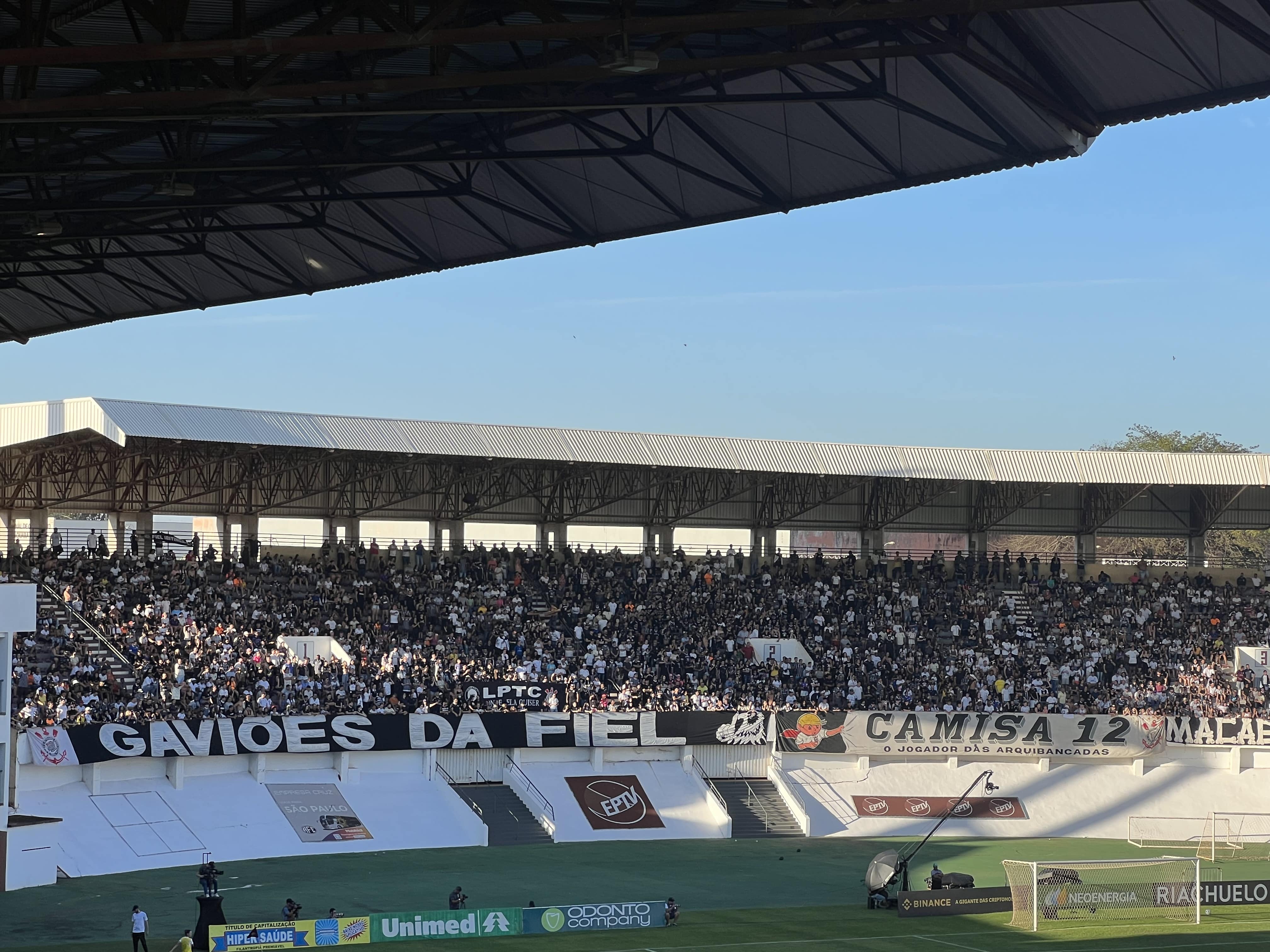 Torcedoras buscam espa&ccedil;o na arquibancada, mas esbarram em trucul&ecirc;ncia das organizadas