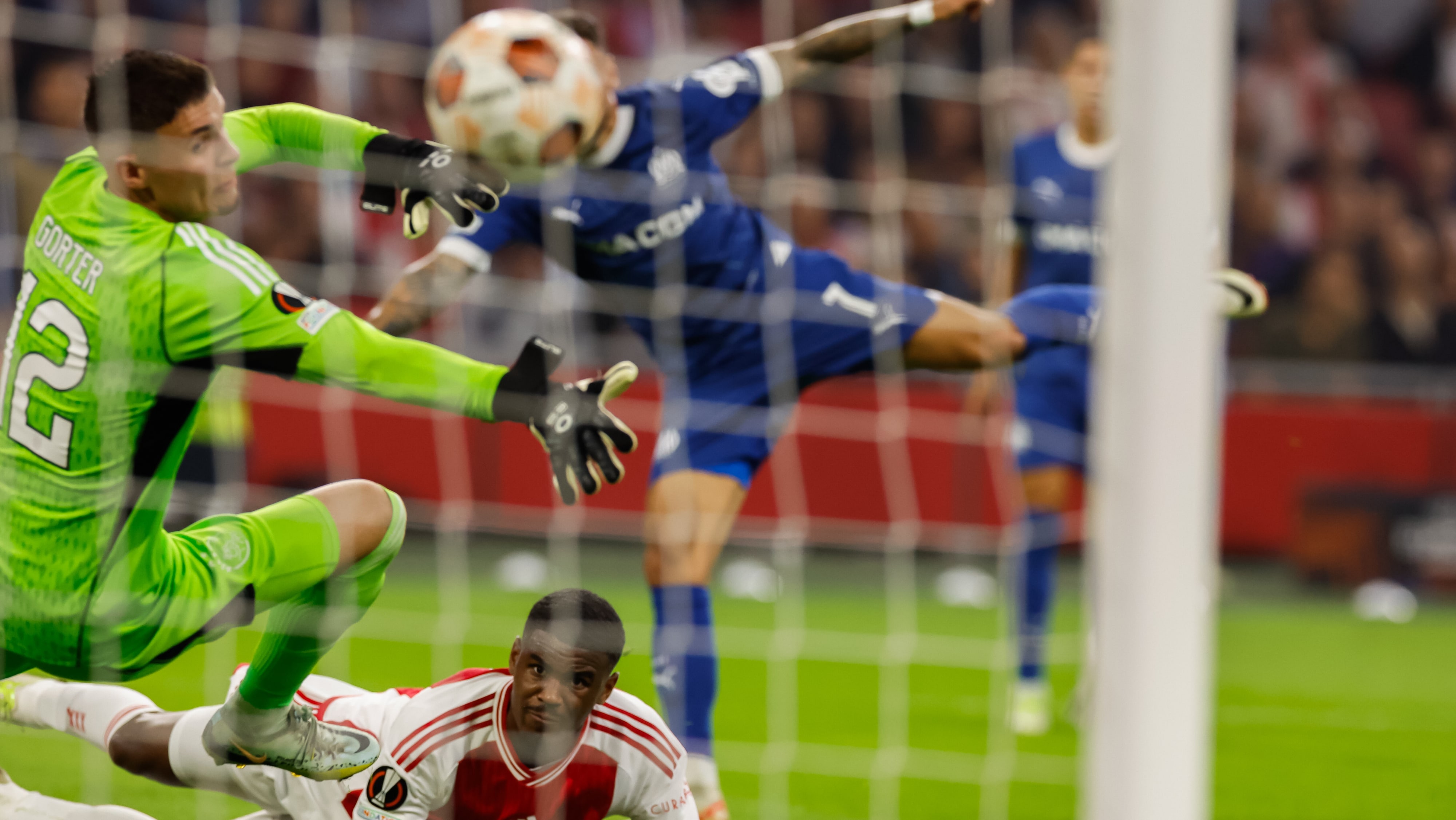 Ajax x Marseille entreteve, mas tamb&eacute;m deixou claro por que ambos est&atilde;o em crise