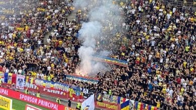 Rom&ecirc;nia x Kosovo foi interrompido por gritos e faixa pr&oacute;-S&eacute;rvia da torcida da casa