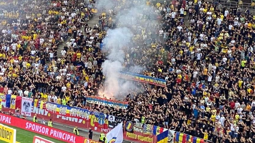 Rom&ecirc;nia x Kosovo foi interrompido por gritos e faixa pr&oacute;-S&eacute;rvia da torcida da casa