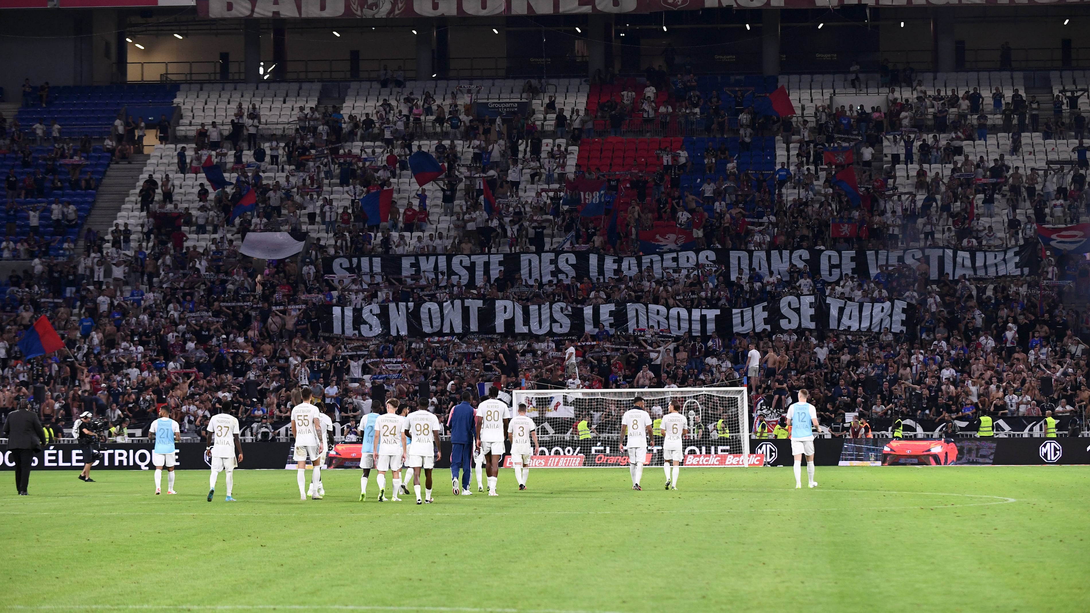 Protesto inusitado da torcida foi a culmina&ccedil;&atilde;o de meses de problemas para o Lyon