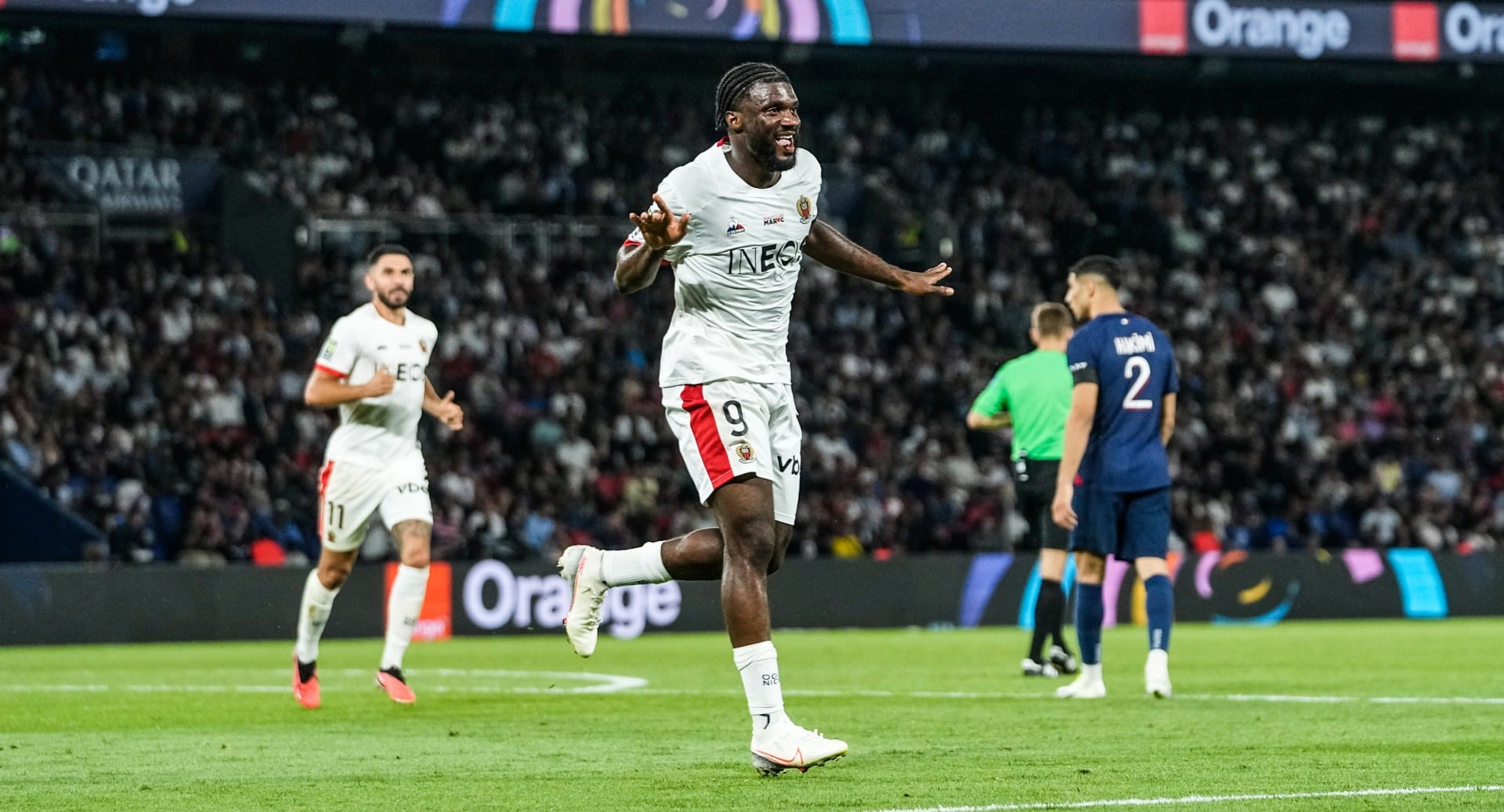 Moffi ofuscou Mbapp&eacute; e o Nice doutrinou o PSG em pleno Parc des Princes