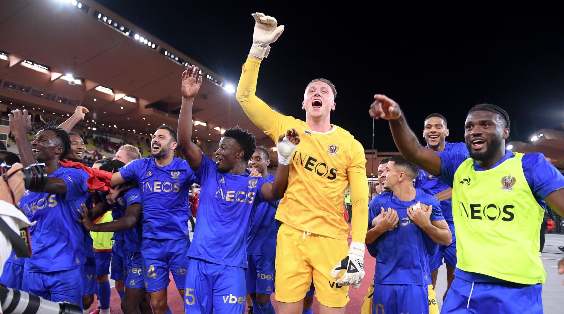 O Nice pegou dois p&ecirc;naltis e anotou uma pintura no fim para vencer o Monaco no d&eacute;rbi