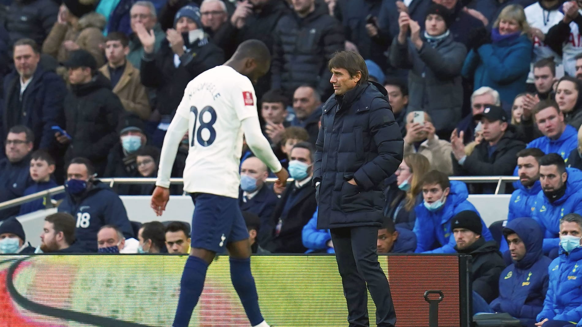 Galatasaray aproveita excedentes do Tottenham para levar Ndomb&eacute;l&eacute; e S&aacute;nchez