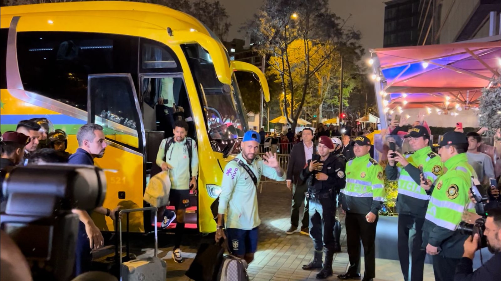 Sele&ccedil;&atilde;o chega a Lima com &lsquo;aula&rsquo; do motorista e parece estar em casa para jogo contra o Peru