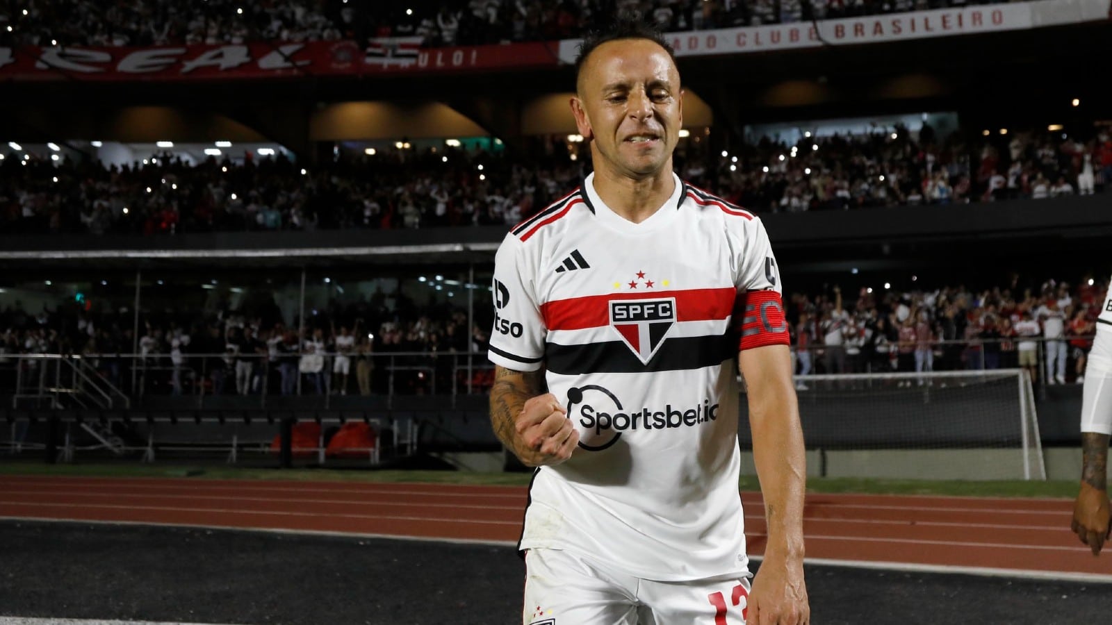 Rafinha diz que j&aacute; tomou decis&atilde;o, mas ainda tem quest&otilde;es a pensar sobre futuro no S&atilde;o Paulo