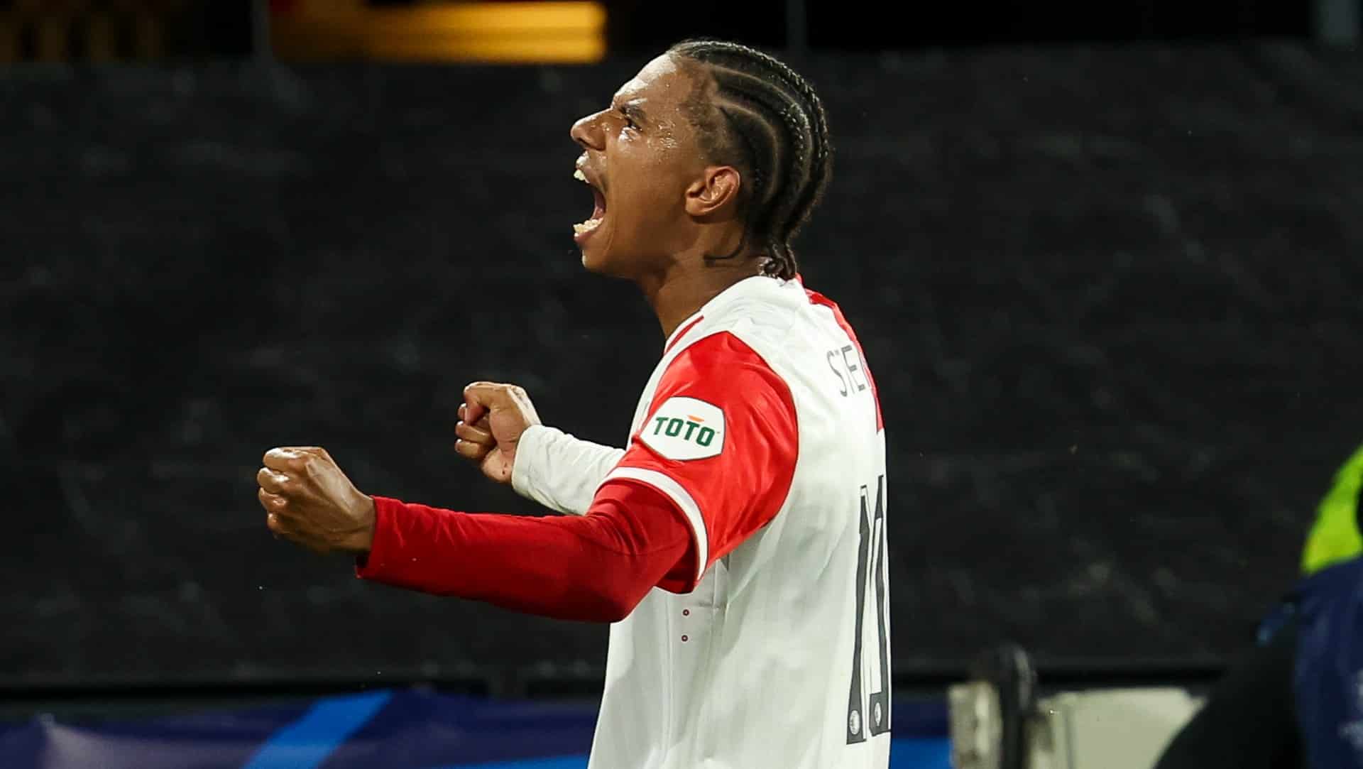 O Celtic desabou com as expuls&otilde;es e abriu alas para uma boa estreia do Feyenoord