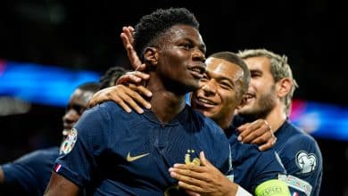 Tchouam&eacute;ni assinou uma pintura no passeio da Fran&ccedil;a diante da Irlanda em Paris