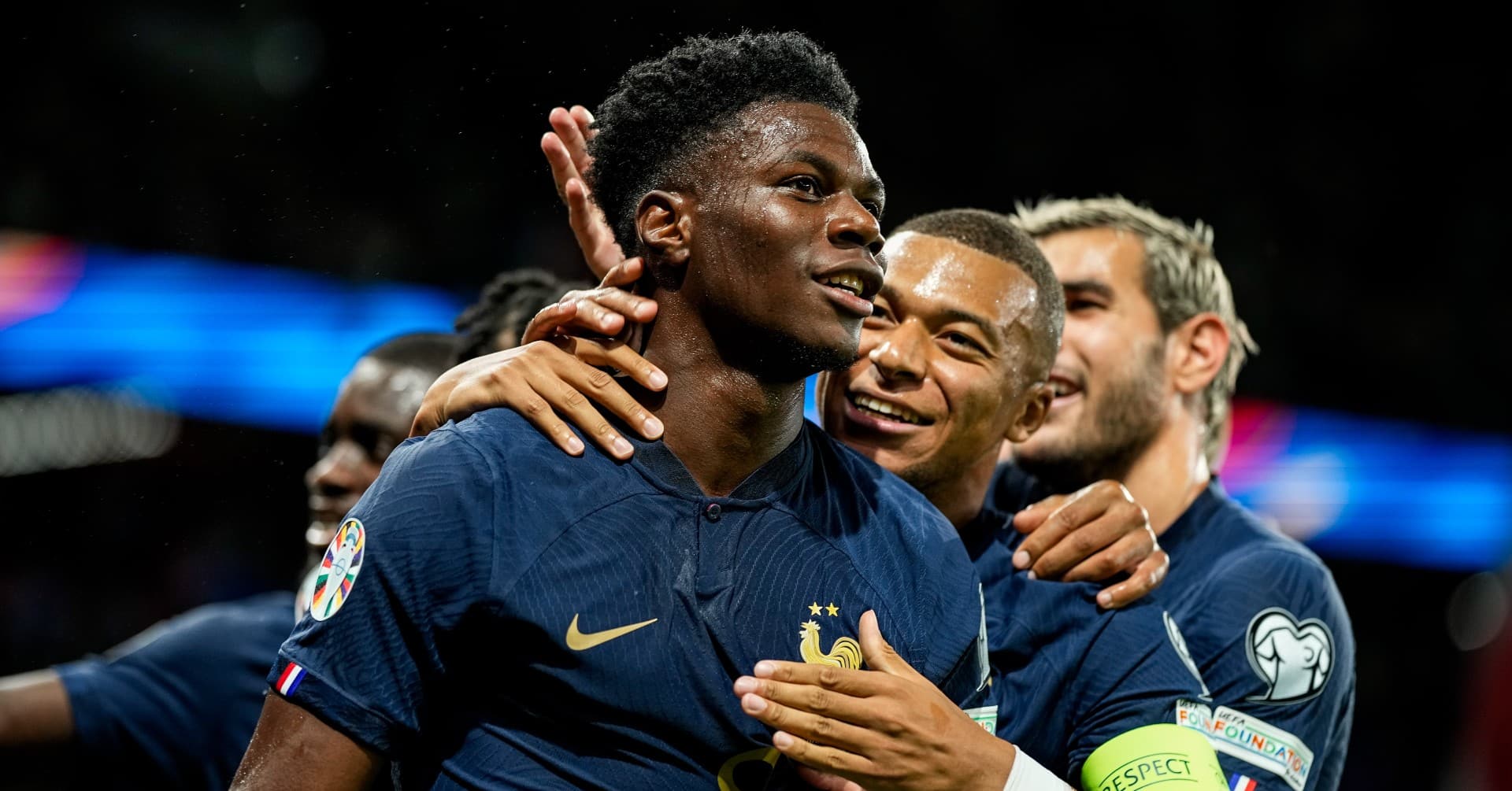 Tchouam&eacute;ni assinou uma pintura no passeio da Fran&ccedil;a diante da Irlanda em Paris