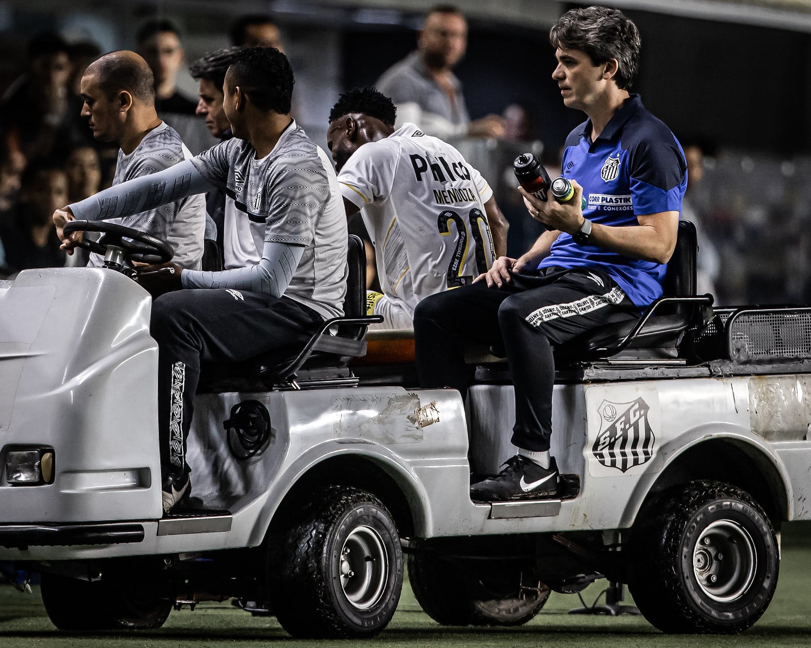 Mendoza deixo o campo de carrinho