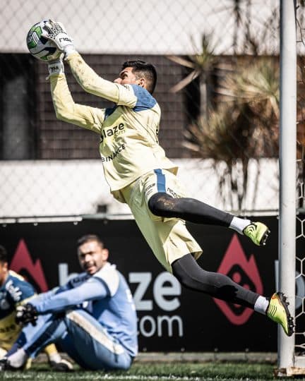 João Paulo mostrou ao Santos e a todos com milagres contra o Corinthians: há abismo entre ele e Vladimir