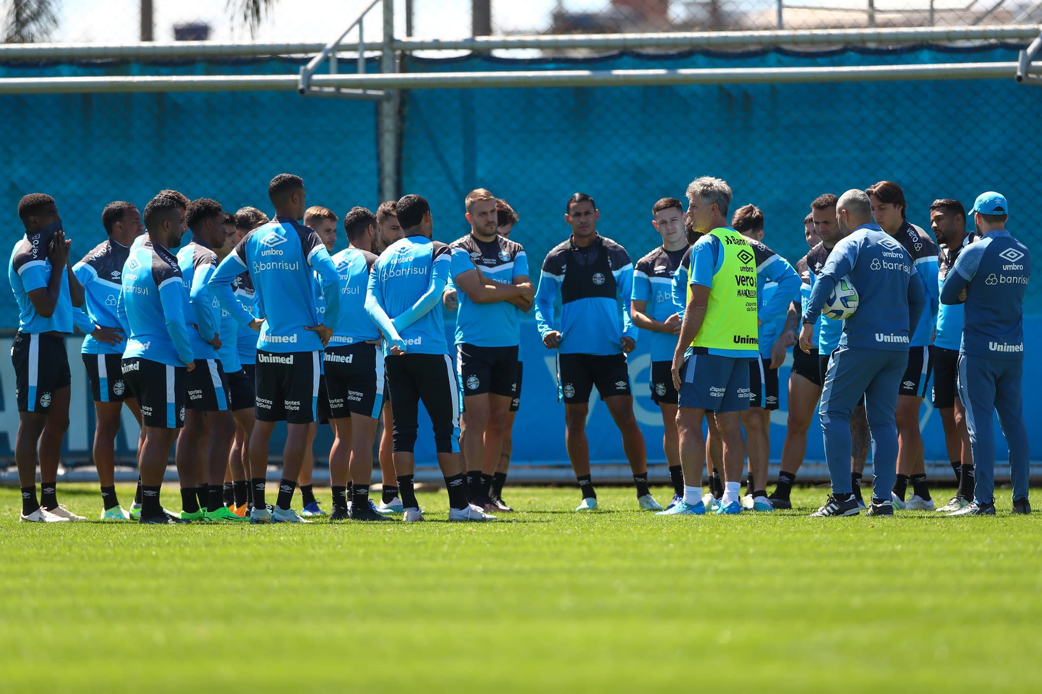 Com escassez de volantes, Renato precisar&aacute; reinventar o Gr&ecirc;mio para enfrentar o Athletico-PR