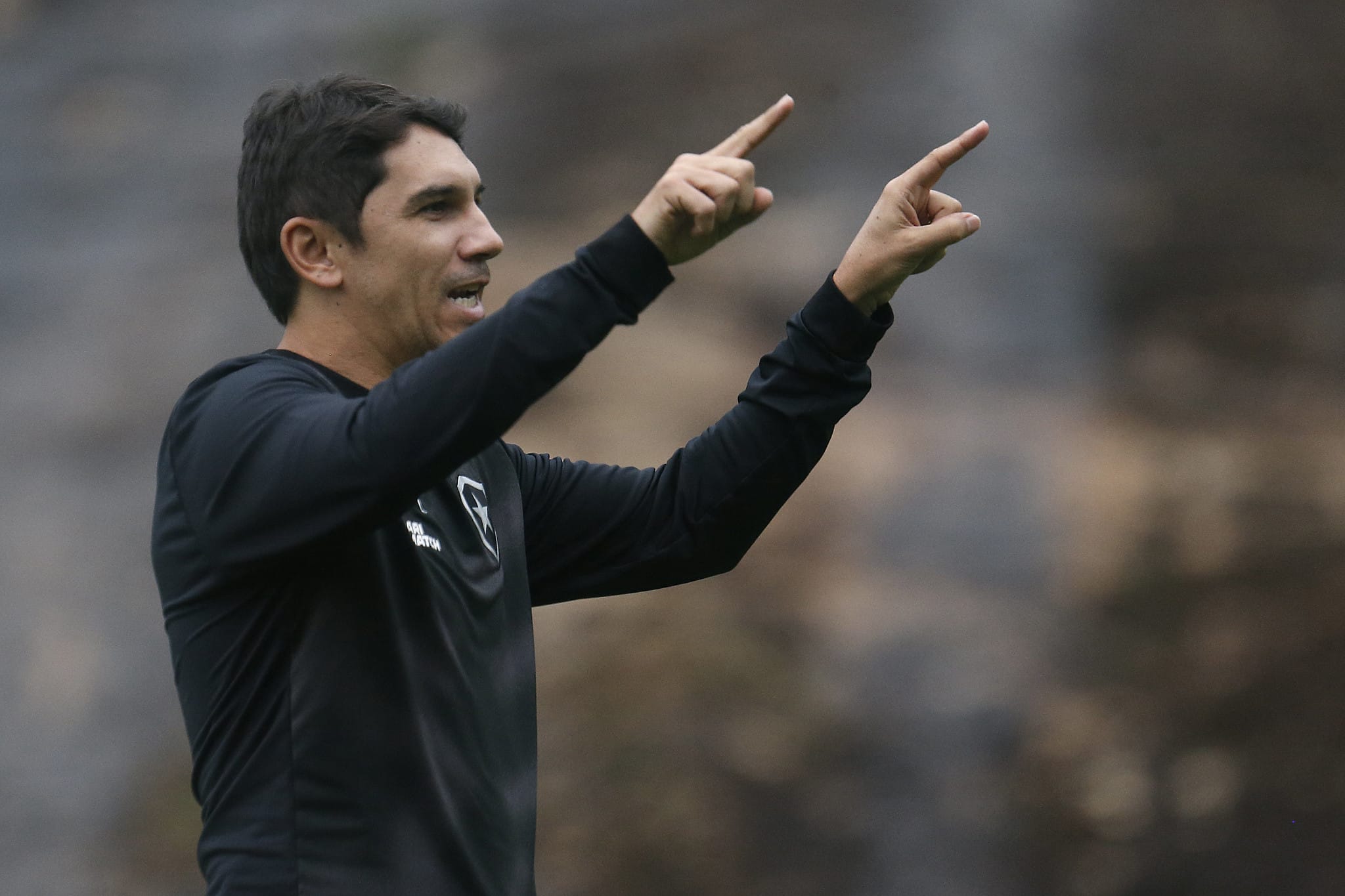 Menos trocas, mais repeti&ccedil;&atilde;o: como L&uacute;cio Fl&aacute;vio deve comandar o Botafogo at&eacute; o fim do Brasileiro