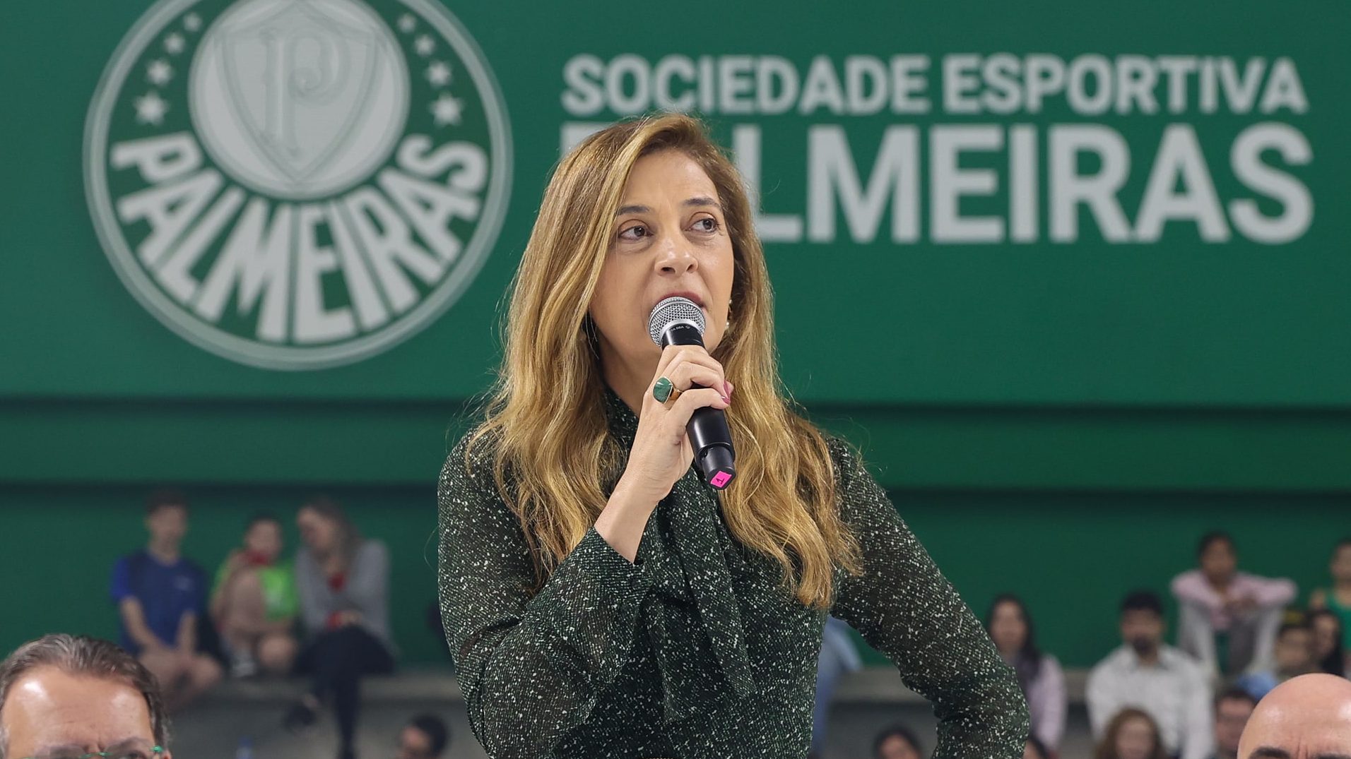 Palmeiras e Leila est&atilde;o a R$ 24 mi de trocar uma rela&ccedil;&atilde;o de depend&ecirc;ncia por um elo de compet&ecirc;ncia. Mas ser&aacute; que ela quer isso?