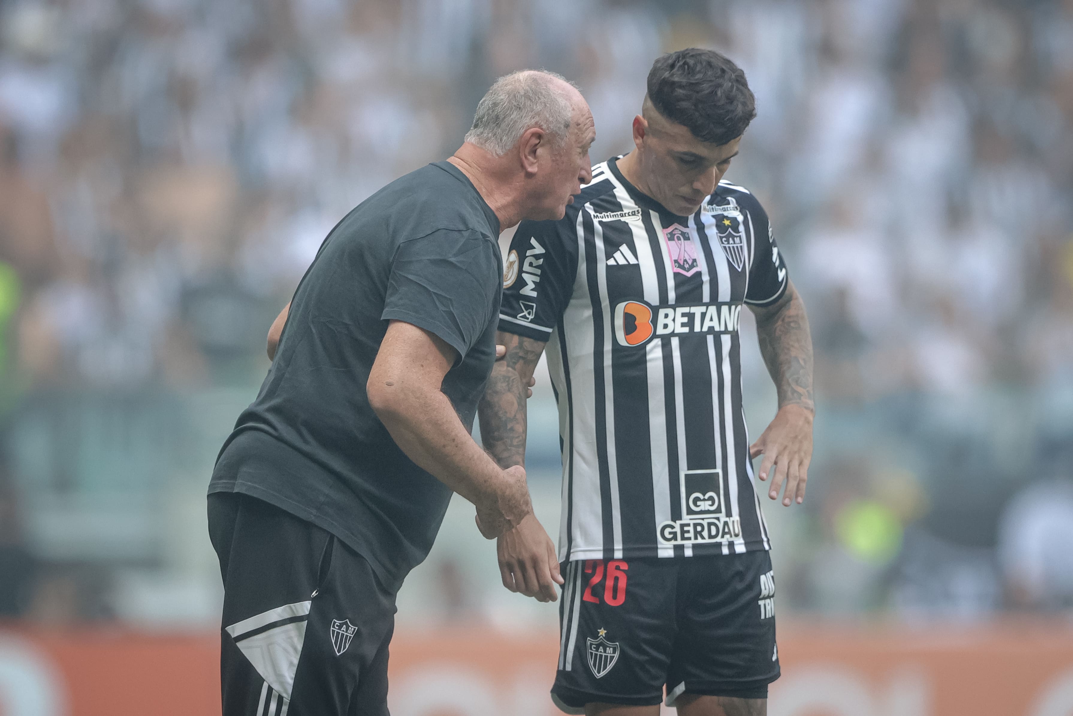 P&eacute;s no ch&atilde;o &eacute; s&oacute; um discurso no Atl&eacute;tico-MG, que n&atilde;o chega aos jogadores nem atrav&eacute;s de Felip&atilde;o