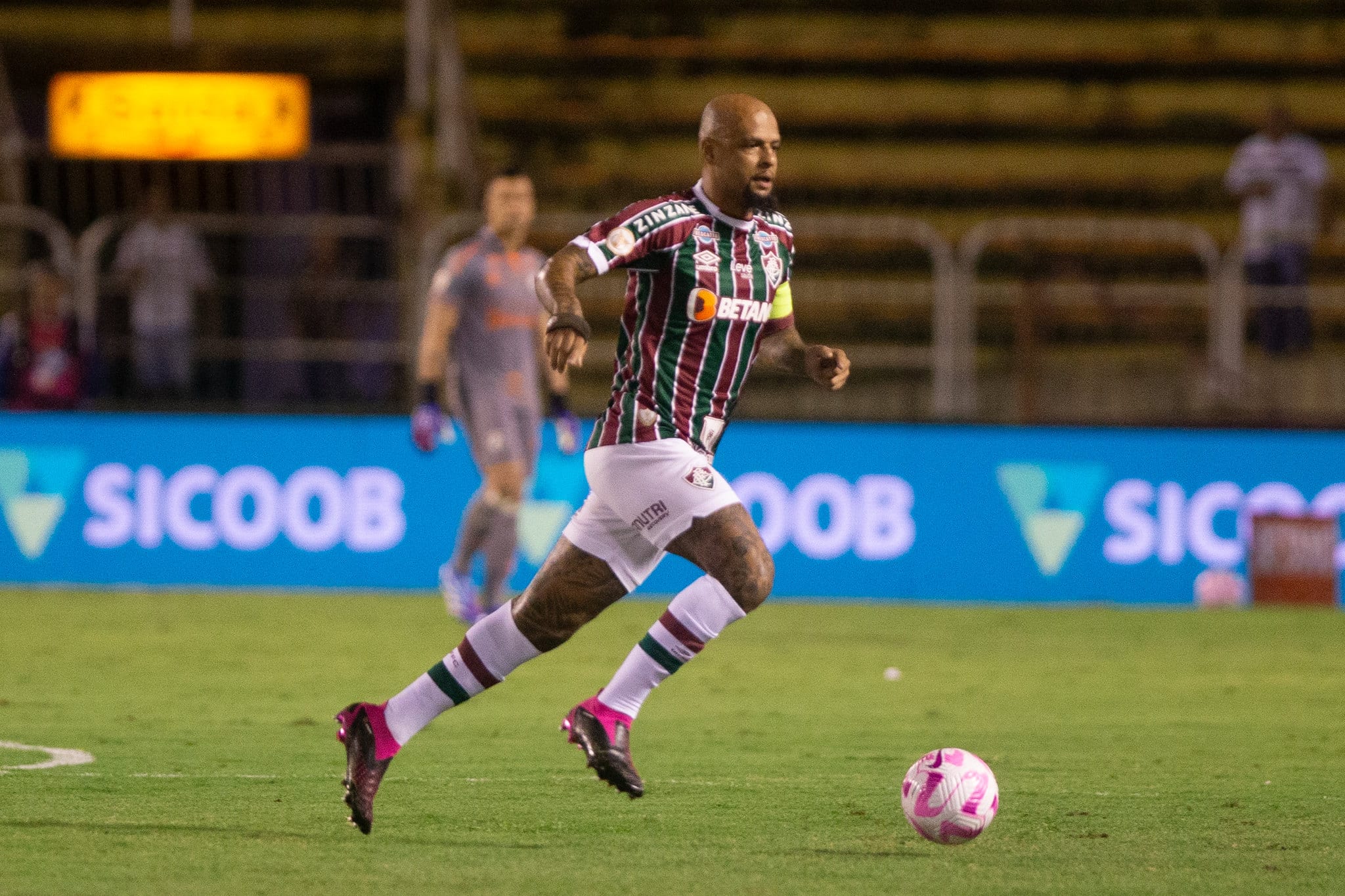 Felipe Melo balan&ccedil;ou a rede em sua cidade, mas saiu machucado e preocupa o Fluminense para a Libertadores - Foto: Icon sport