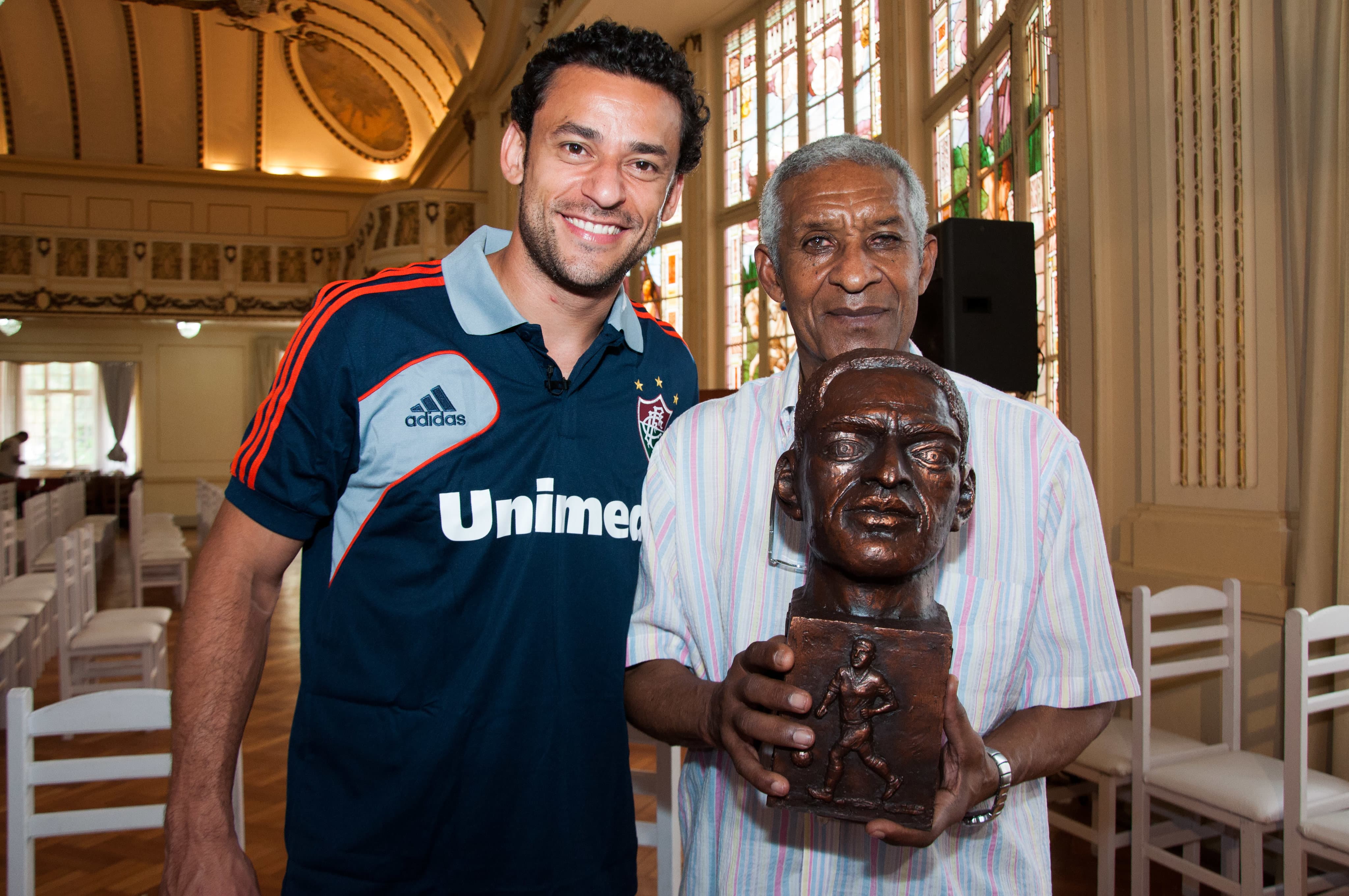 Waldo, maior artilheiro da hist&oacute;ria do Fluminense com 319 gols, recebe busto de Fred, segundo da lista com 199. Cano tem in&iacute;cio melhor que ambos - Foto: Bruno Haddad/Fluminense F.C.