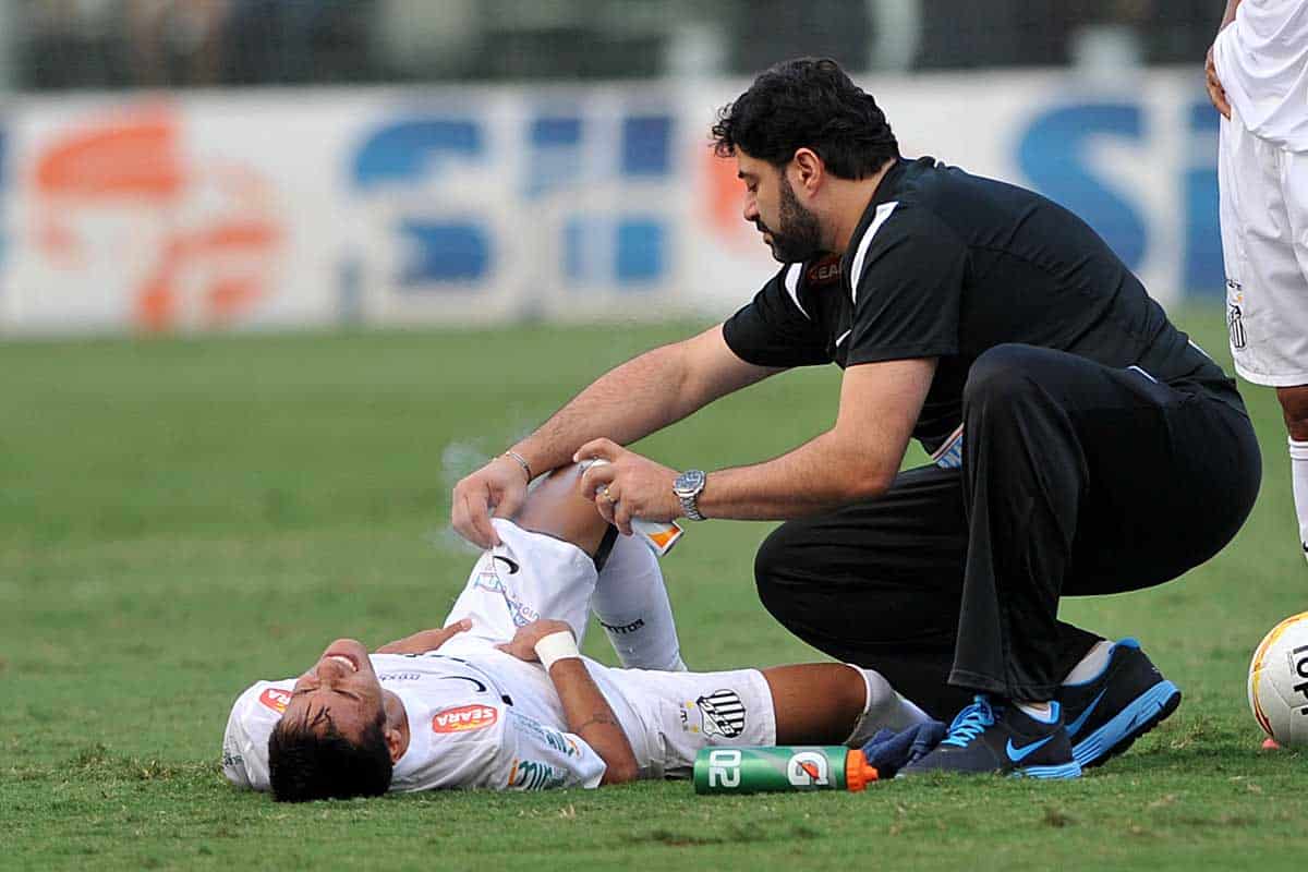 Neymar e o m&eacute;dico Rodrigo Zogaib no Santos