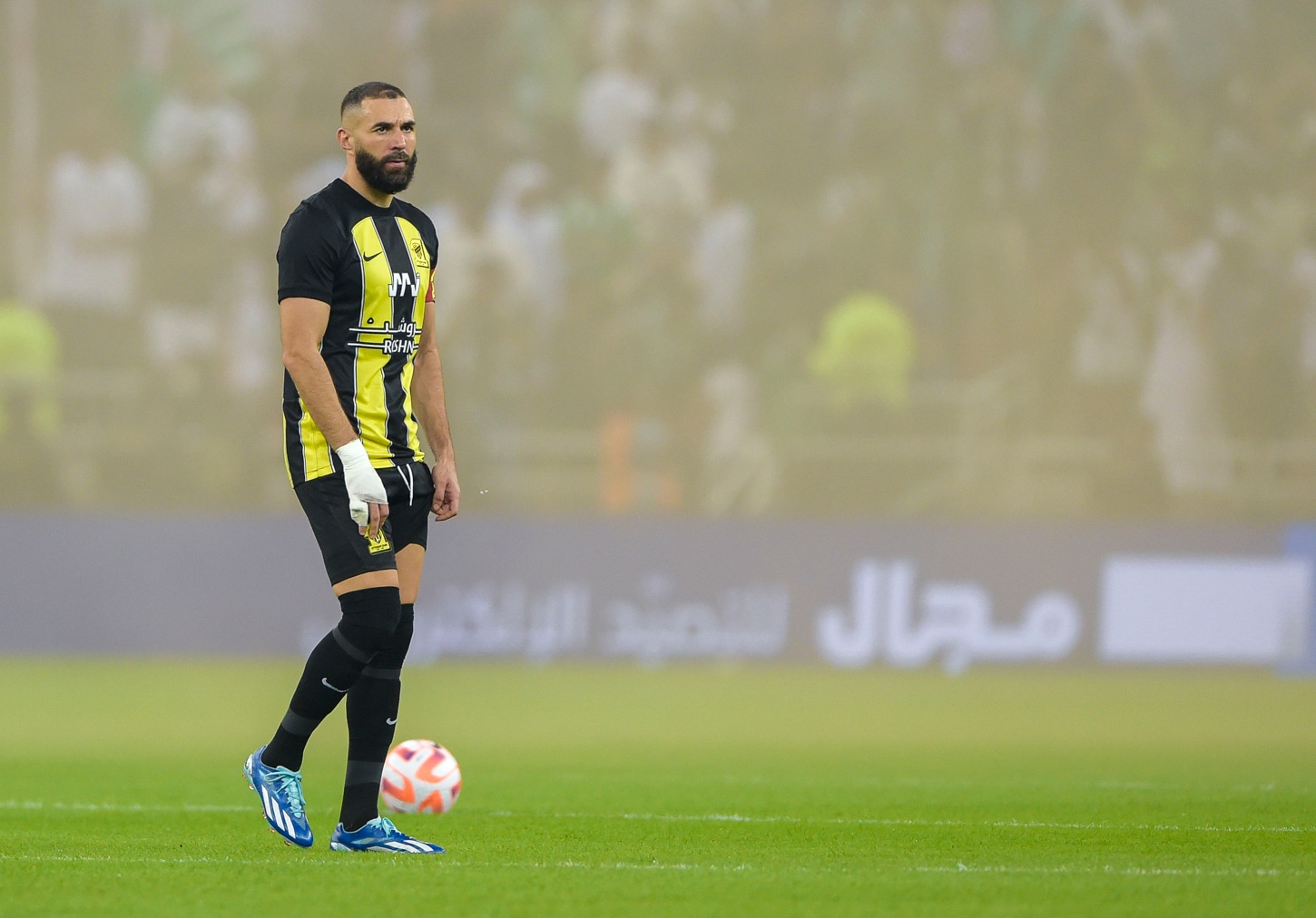 Al-Ittihad e Al-Taawoun fizeram jogo t&atilde;o igual que empate teve dois gols de Benzema, um a favor e outro contra