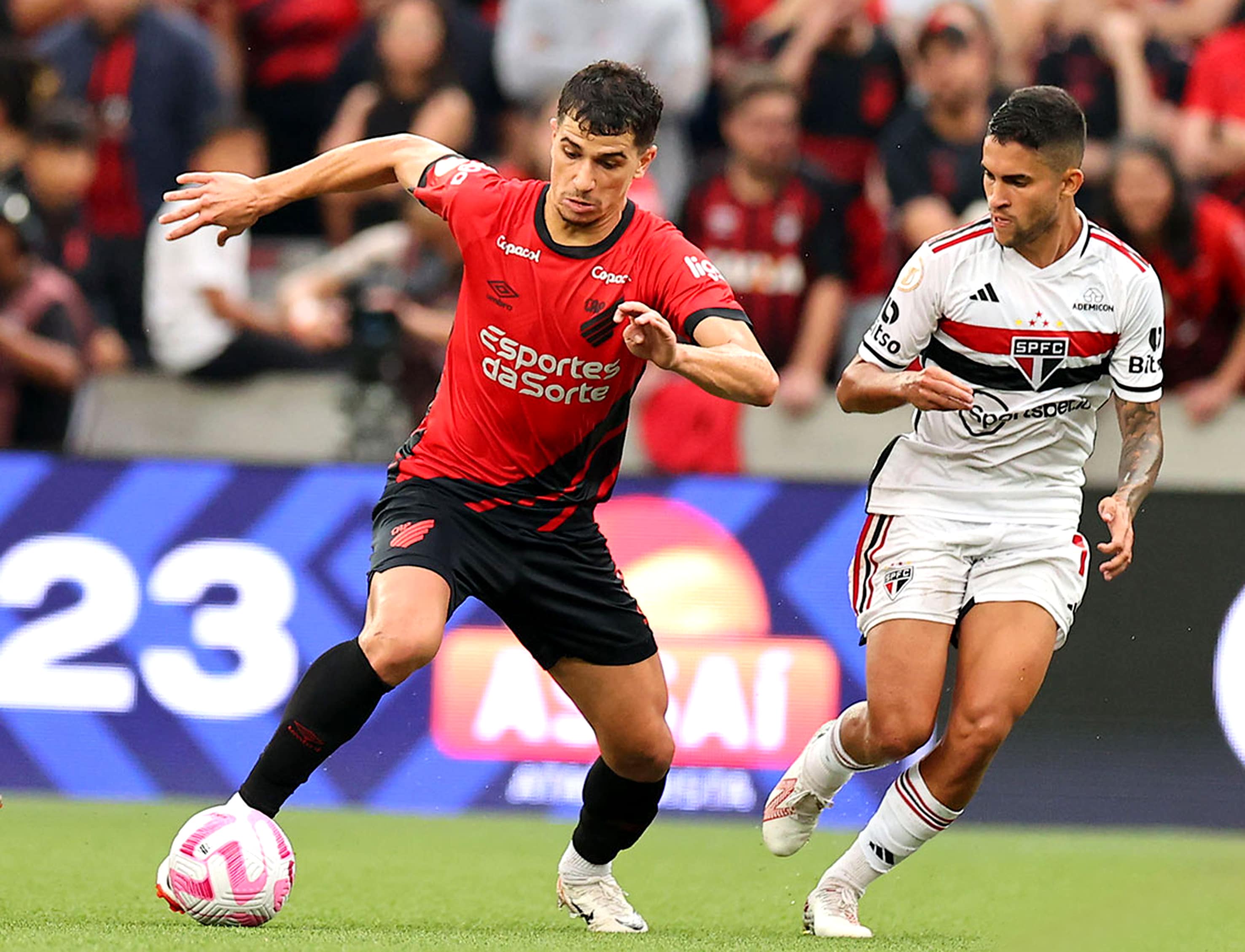 S&atilde;o Paulo cumpre sua sina de fracassos fora de casa, segue na seca e empata com Athletico-PR