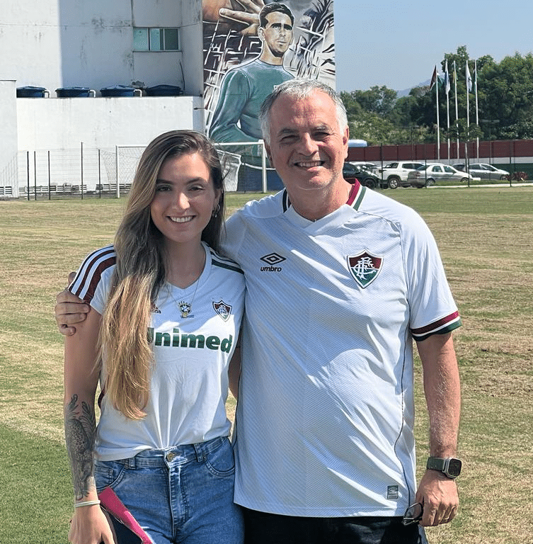 Beatriz Paes Leme e seu pai, Alexandre Ricciardi, estar&atilde;o na final da Libertadores no s&aacute;bado (4), com a paix&atilde;o pelo Fluminense de L&uacute;cia Maria - Foto: Acervo Pessoal
