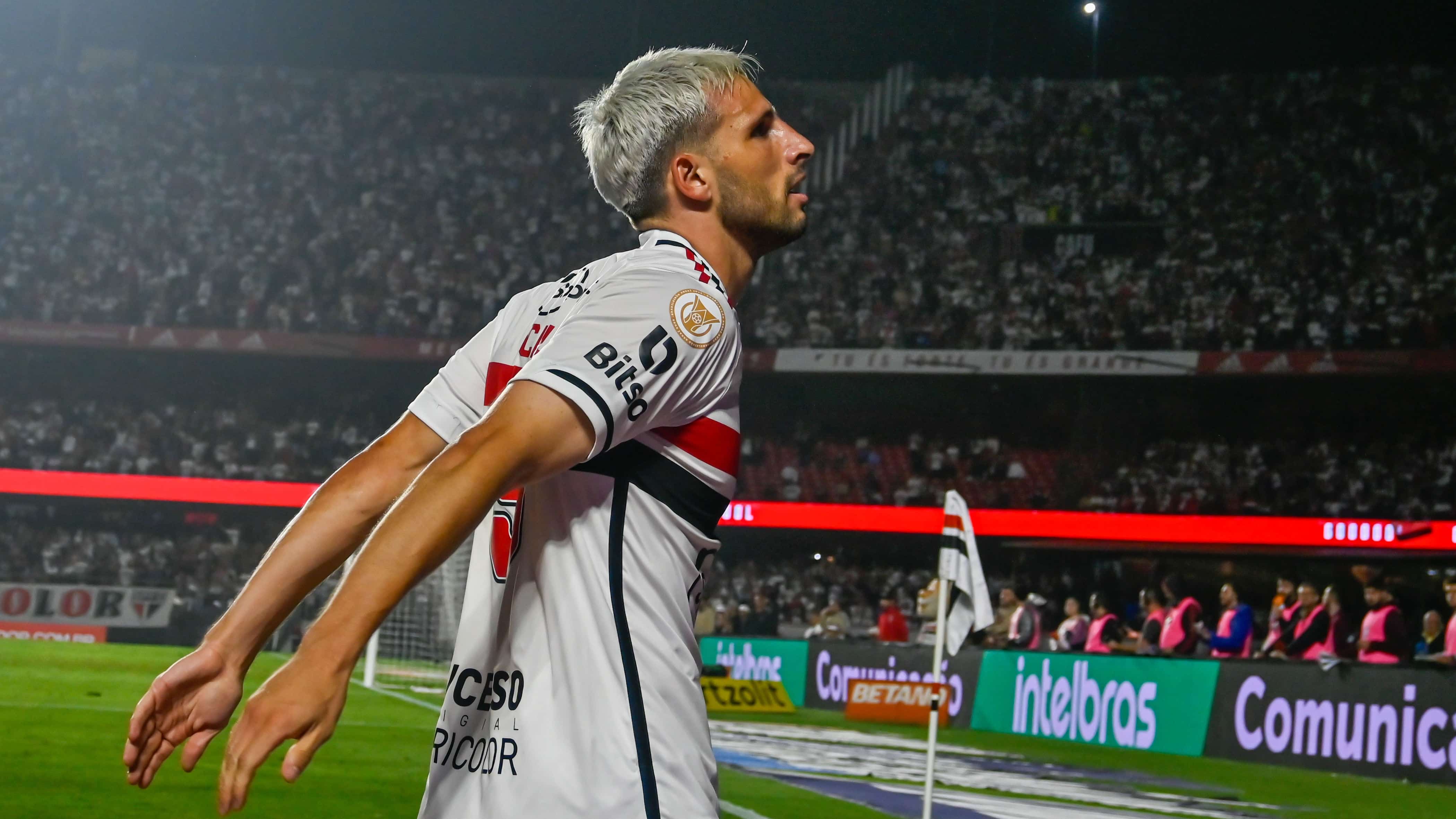 Calleri entra para hist&oacute;ria em fim de ano decisivo e vai at&eacute; o limite no sacrif&iacute;cio pelo S&atilde;o Paulo
