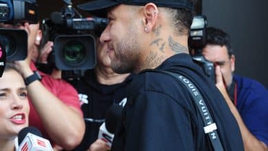 O papai Neymar chega sorridente e sob festa para completar a Sele&ccedil;&atilde;o em Cuiab&aacute;