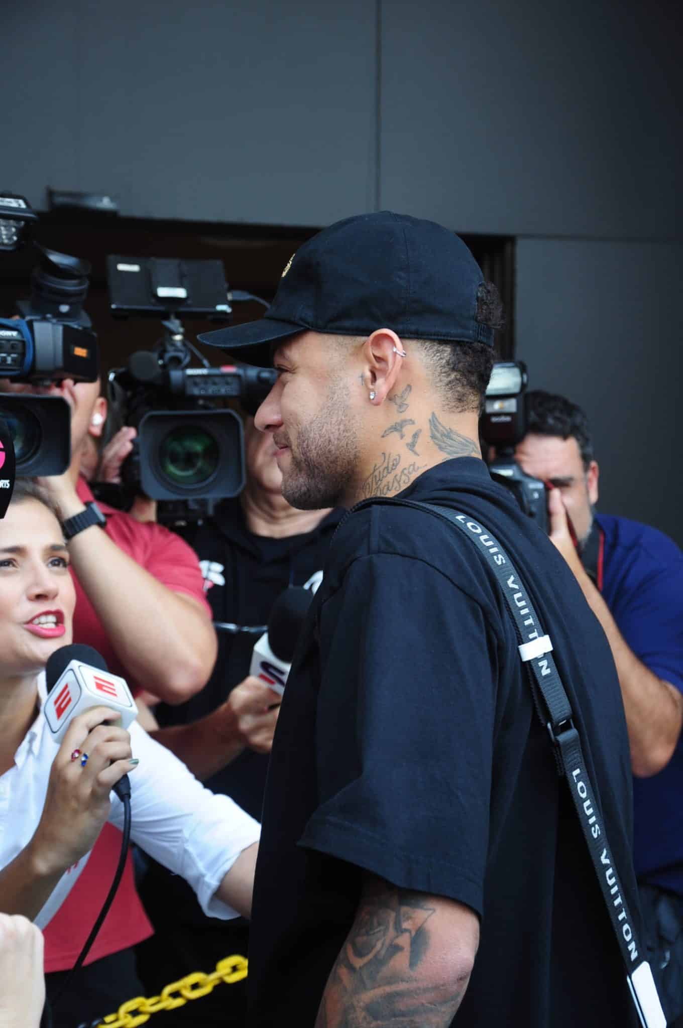 O papai Neymar chega sorridente e sob festa para completar a Sele&ccedil;&atilde;o em Cuiab&aacute;