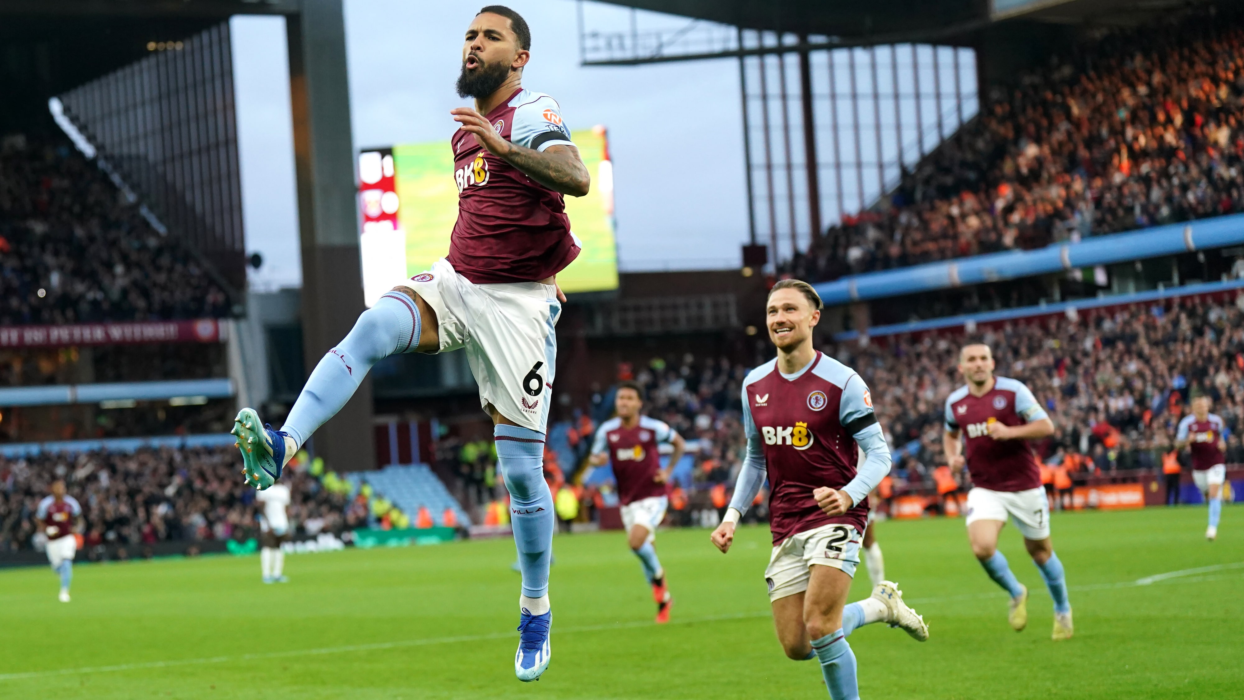 Douglas Luiz foi o artilheiro da goleada de um Aston Villa que se tornou imbat&iacute;vel em casa