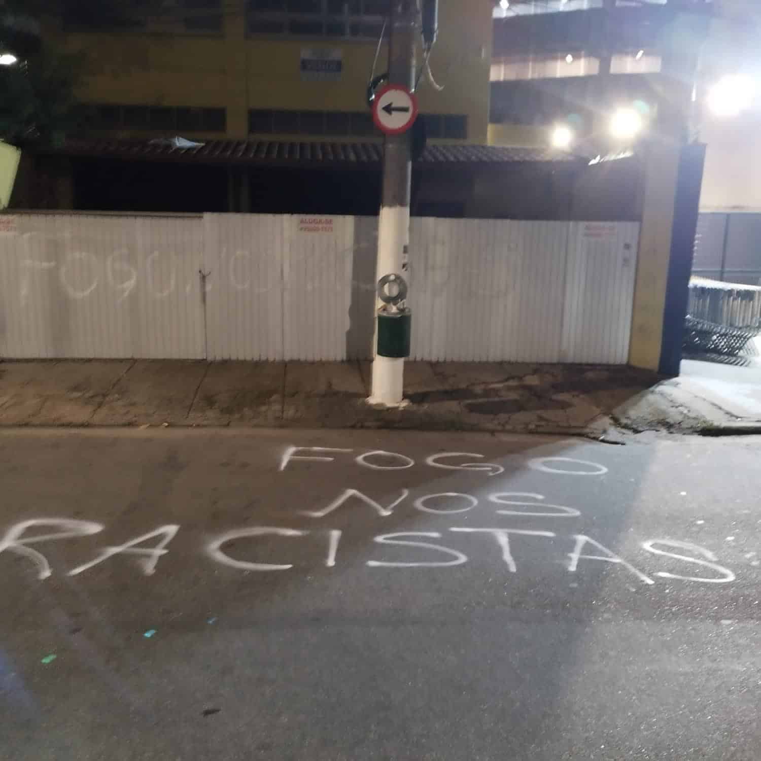 Palmeirenses abra&ccedil;am pauta antirracismo e d&atilde;o nuance extra a jogo contra o Boca