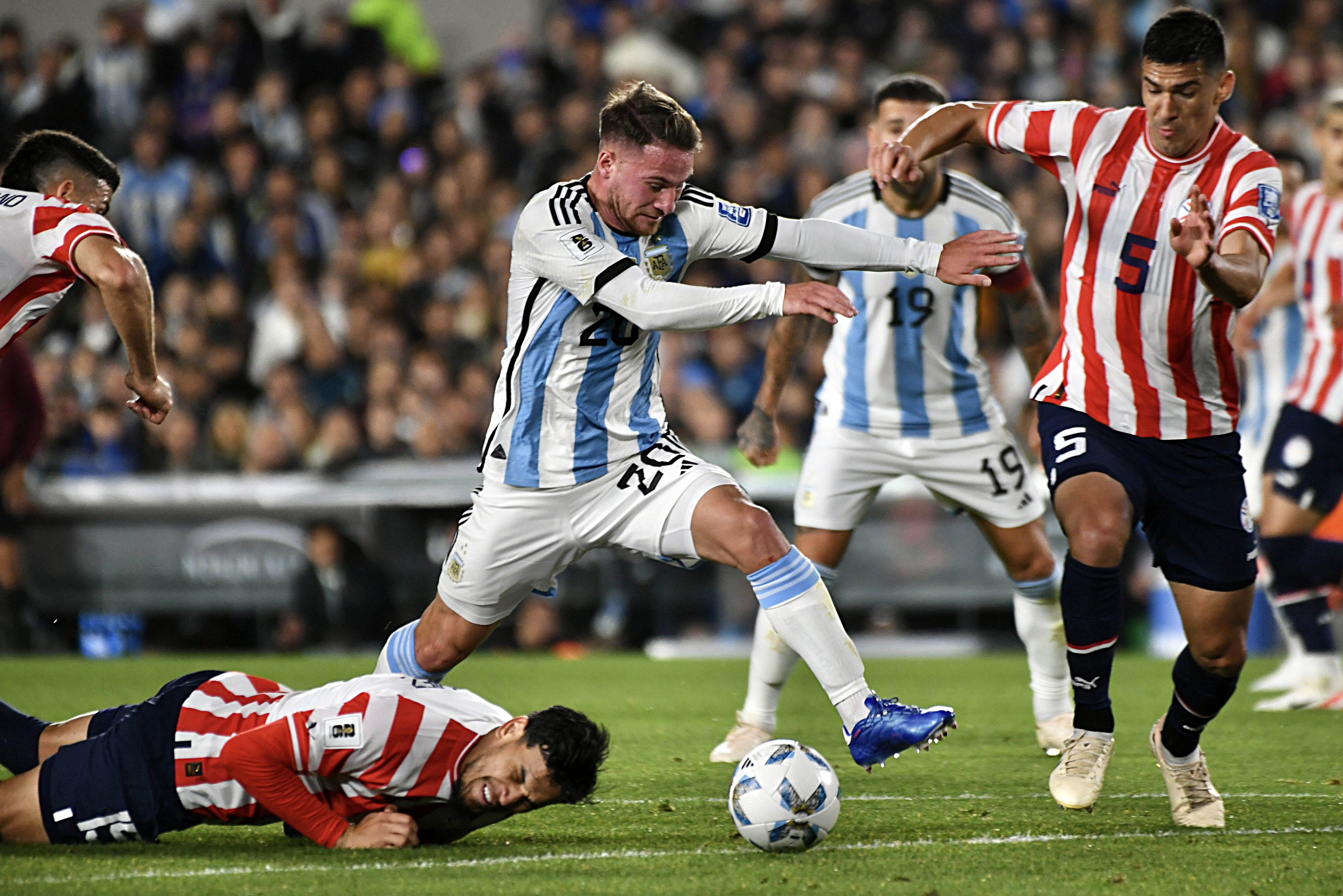 Sem &lsquo;messidepend&ecirc;ncia&rsquo;, Argentina passa tranquila pelo Paraguai nas Eliminat&oacute;rias