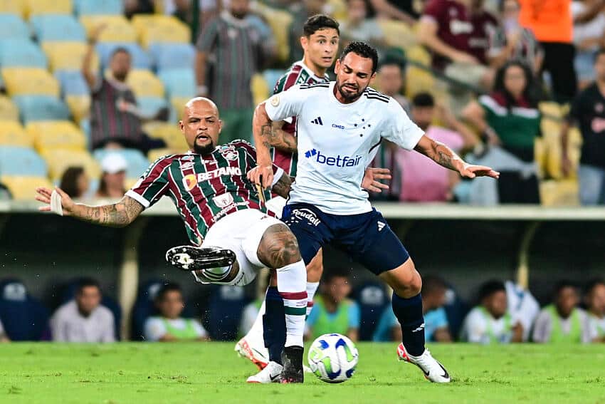 Gilberto chegou a receber novas chances no Cruzeiro com o treinador Z&eacute; Ricardo, que dizia ter a miss&atilde;o de recuper&aacute;-lo, mas isso n&atilde;o se mostrou poss&iacute;vel