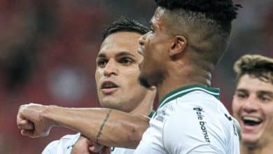 Expuls&atilde;o precoce, 4 p&ecirc;naltis e 7 gols: a receita maluca da derrota do Internacional para o Coritiba