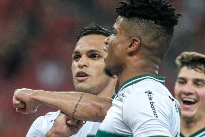 Expulsão precoce, 4 pênaltis e 7 gols: a receita maluca da derrota do Internacional para o Coritiba