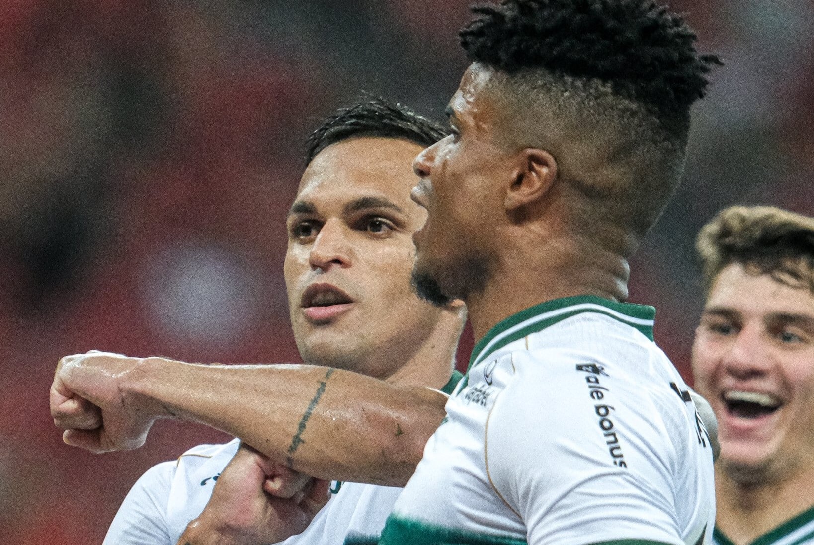 Expuls&atilde;o precoce, 4 p&ecirc;naltis e 7 gols: a receita maluca da derrota do Internacional para o Coritiba