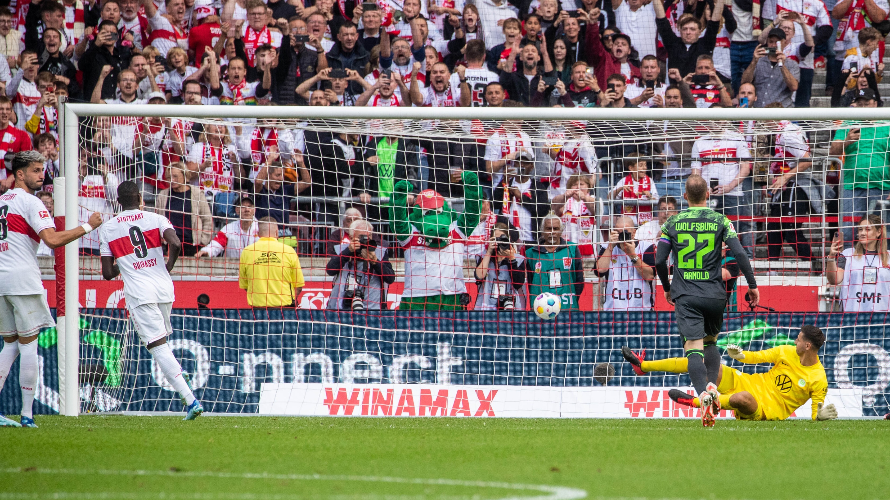 O imposs&iacute;vel Guirassy anotou um hat-trick e chegou a 13 gols em sete rodadas da Bundesliga