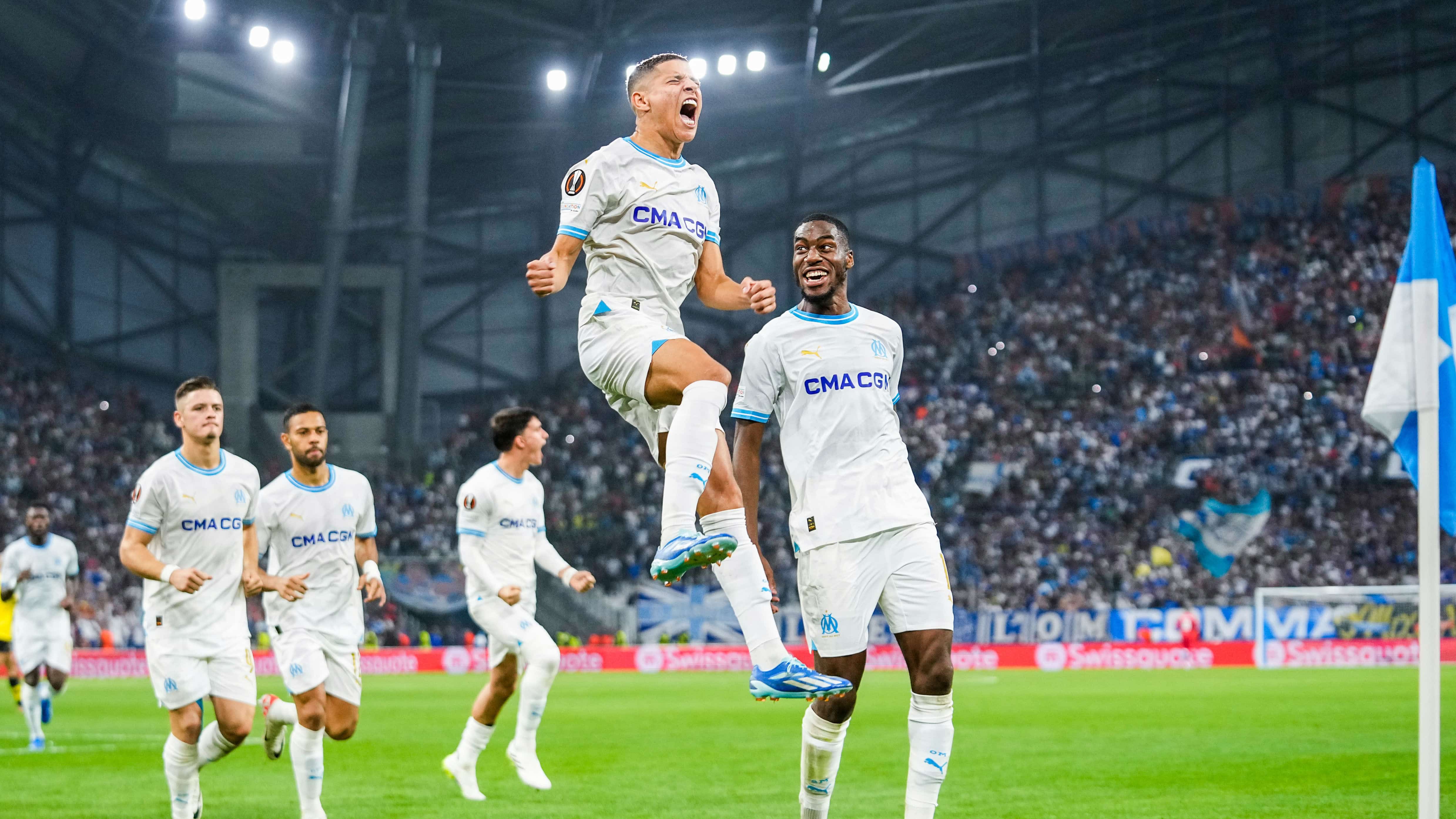 Marseille demorou a engrenar, mas expuls&atilde;o no AEK ajudou a vencer com tranquilidade