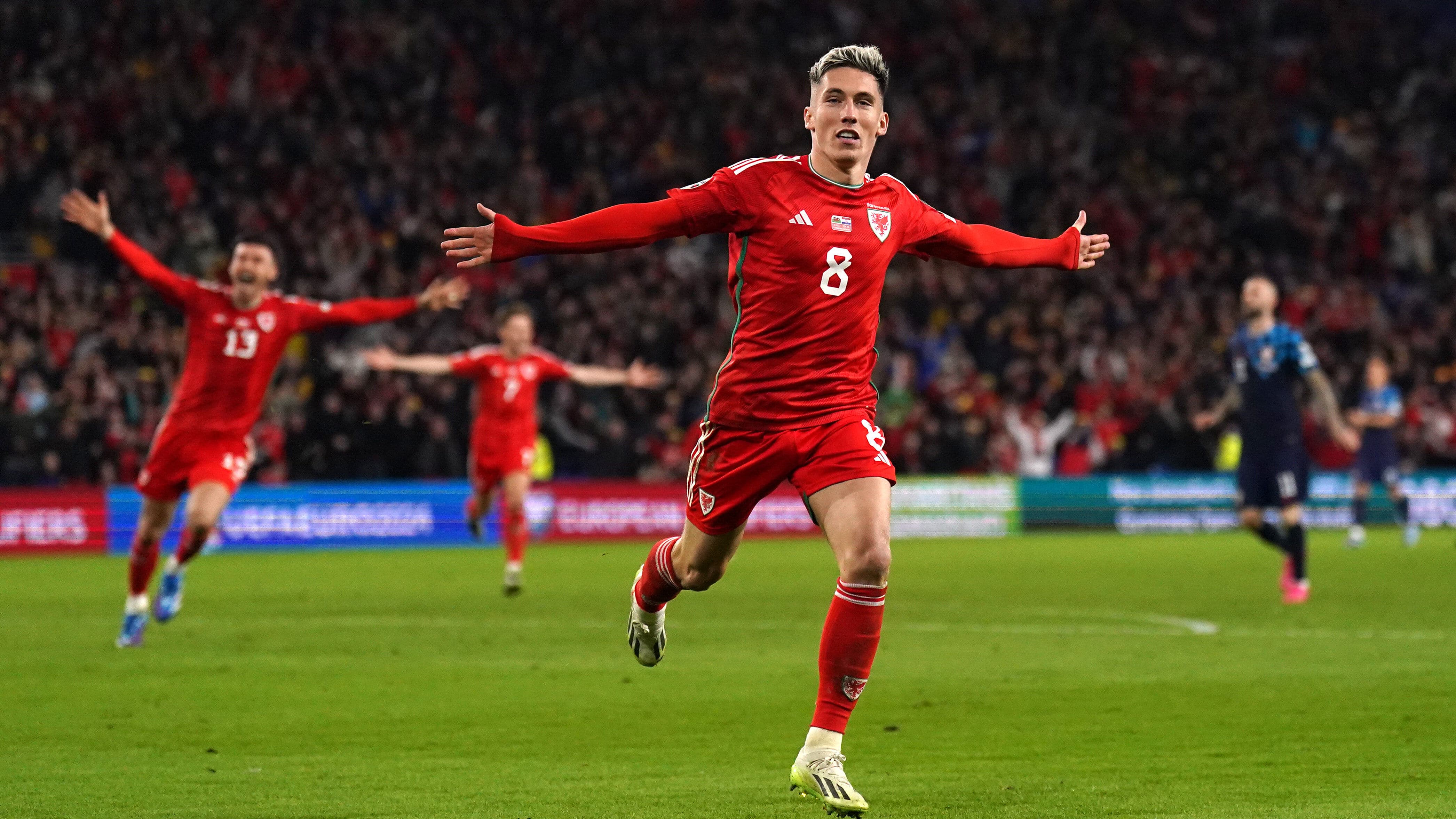 Gales consegue vit&oacute;ria enorme contra a Cro&aacute;cia e sobrevive na luta por vaga na Eurocopa