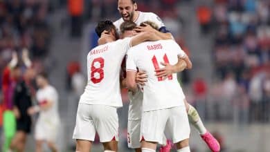 Turquia conta com falha de Livakovic para bater a Cro&aacute;cia na estreia de Montella