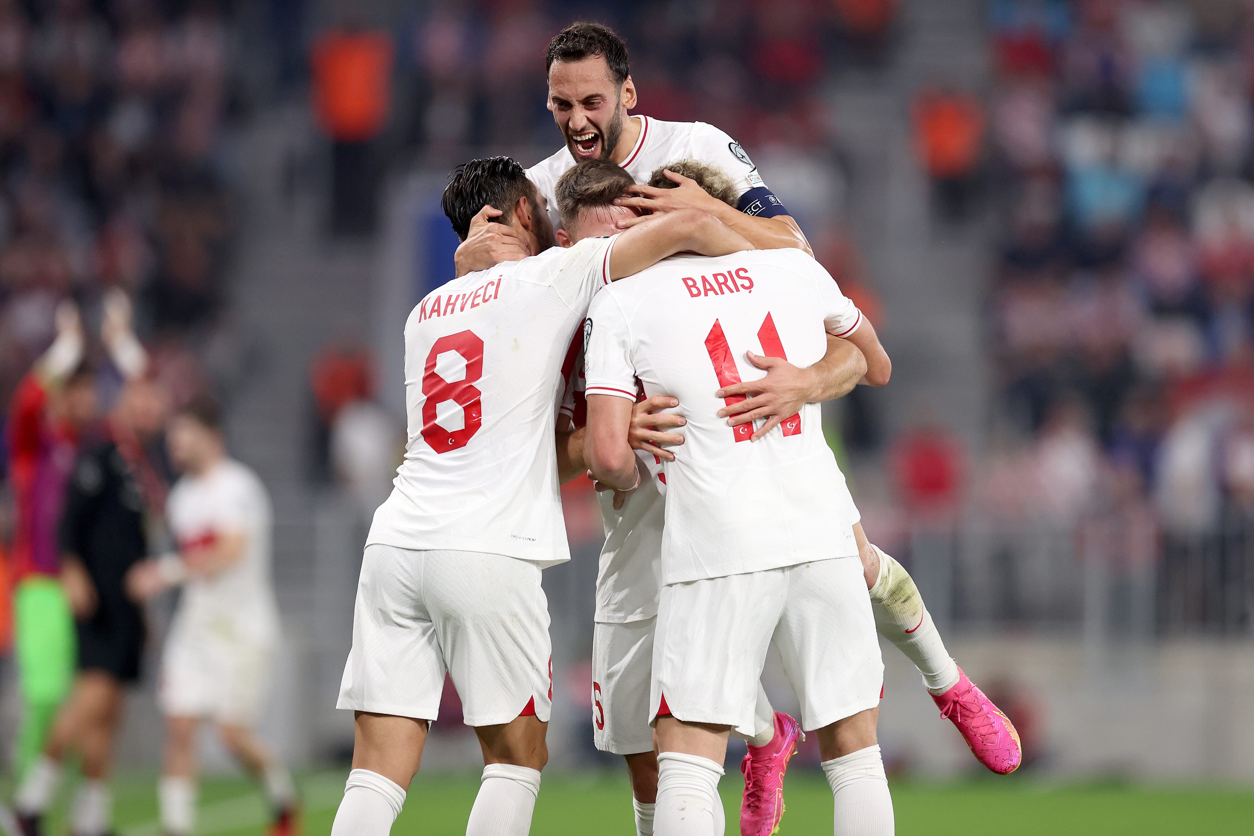 Turquia conta com falha de Livakovic para bater a Cro&aacute;cia na estreia de Montella