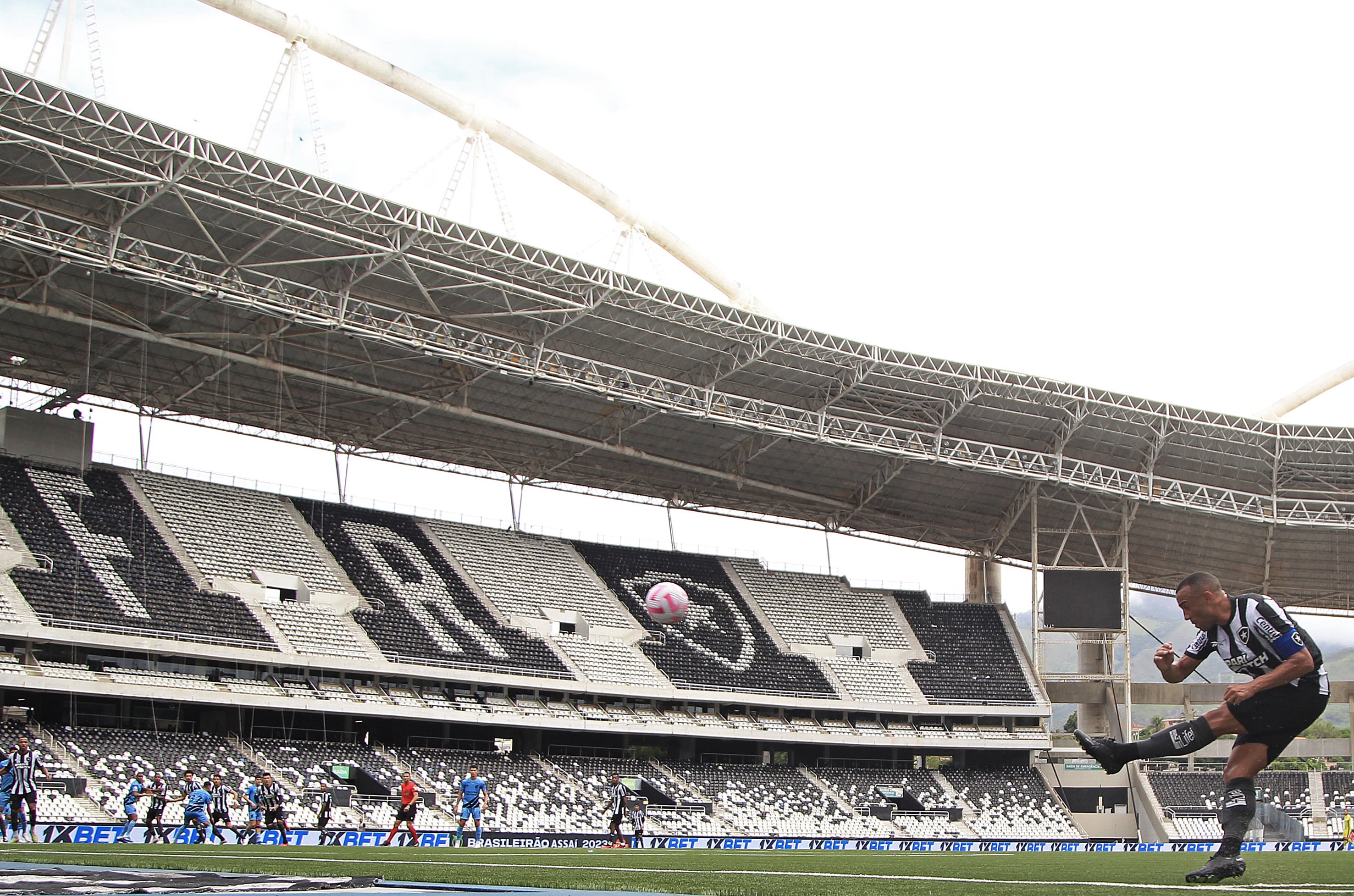 Decis&otilde;es da CBF causam atrito e Botafogo tenta reverter adiamento de jogo