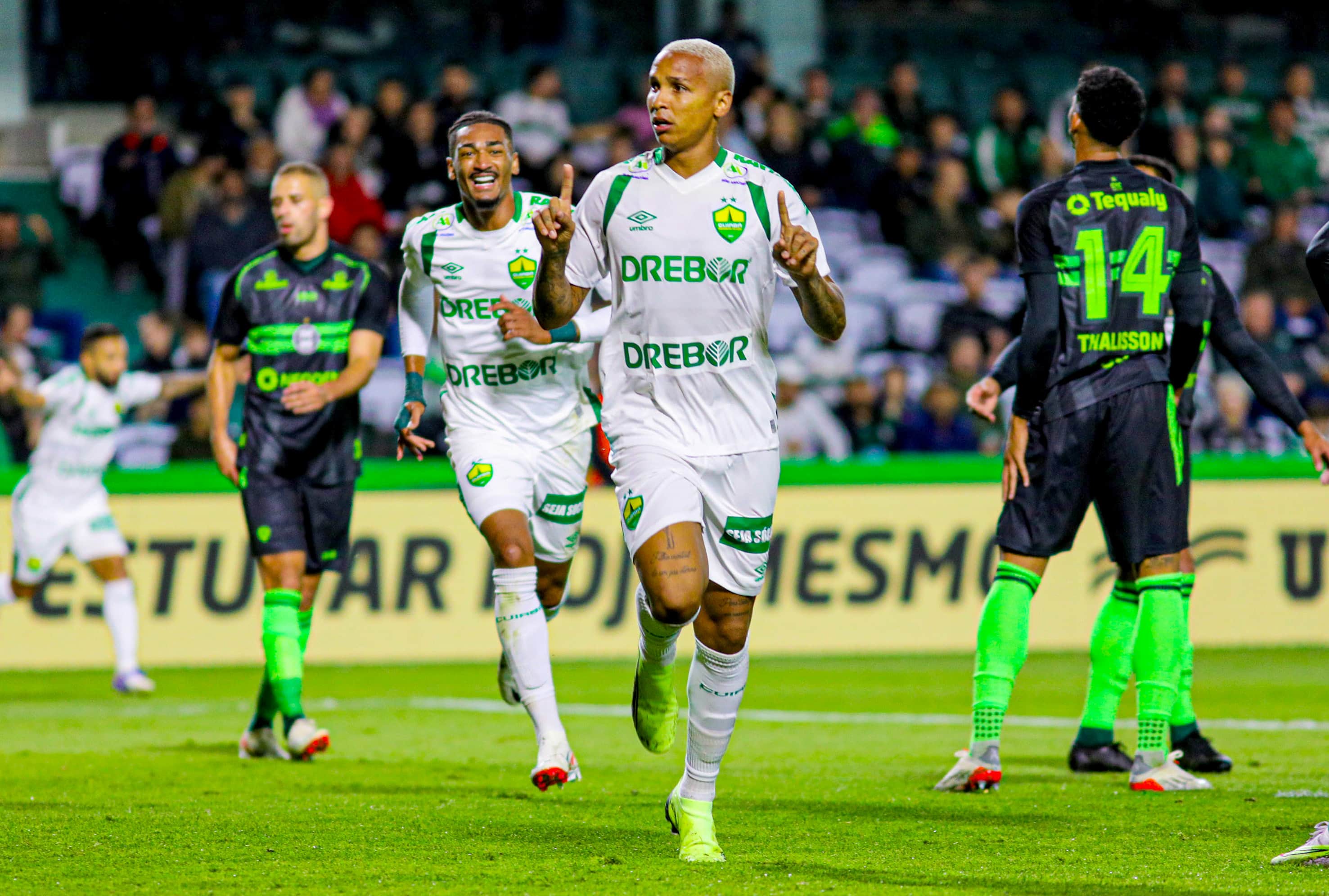 A resposta &eacute; no campo: Deyverson cala cr&iacute;ticos e Cuiab&aacute; afunda o Coritiba