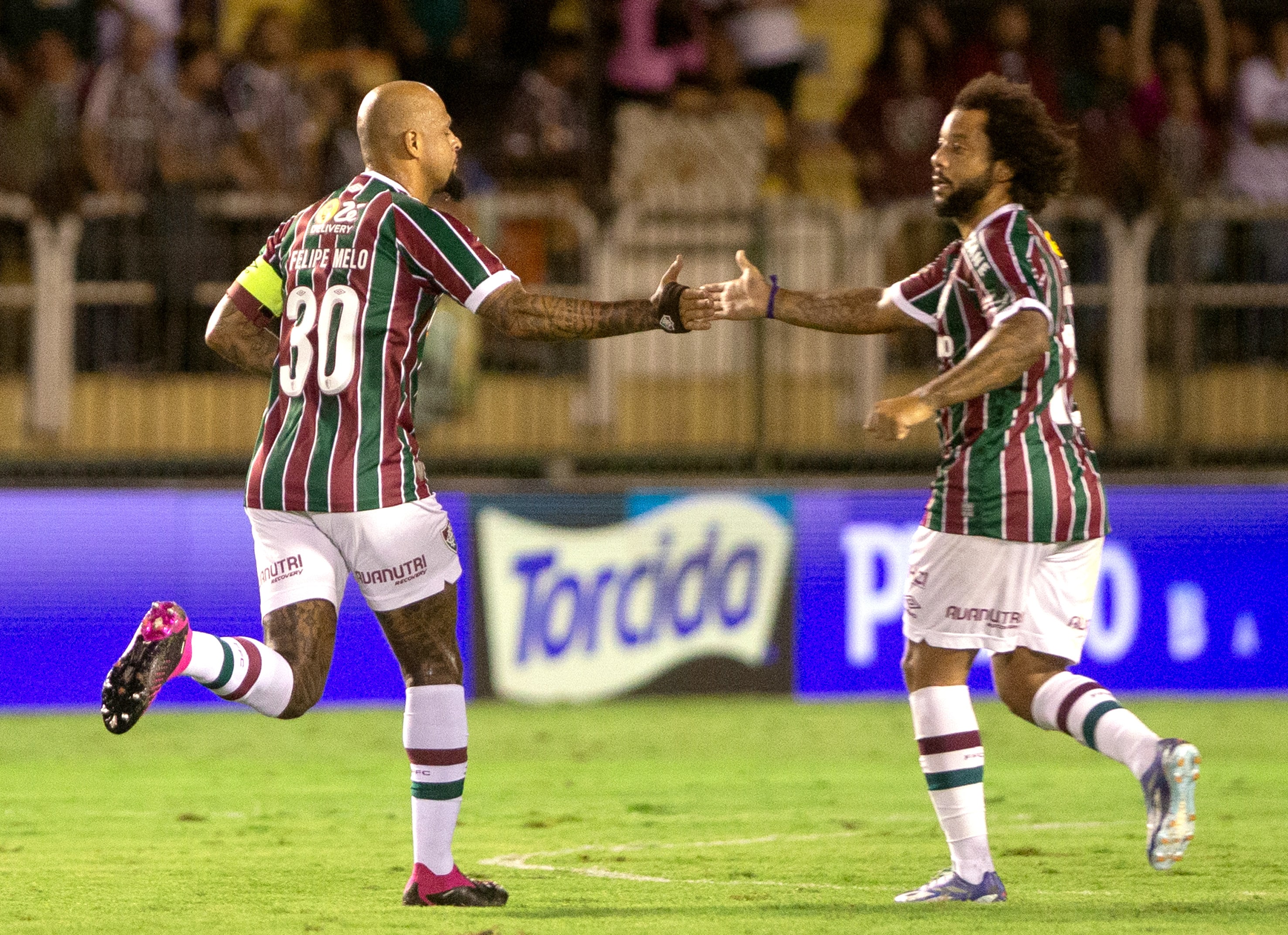 Felipe Melo balan&ccedil;ou a rede em sua cidade, mas saiu machucado e preocupa o Fluminense para a Libertadores - Foto: Icon sport