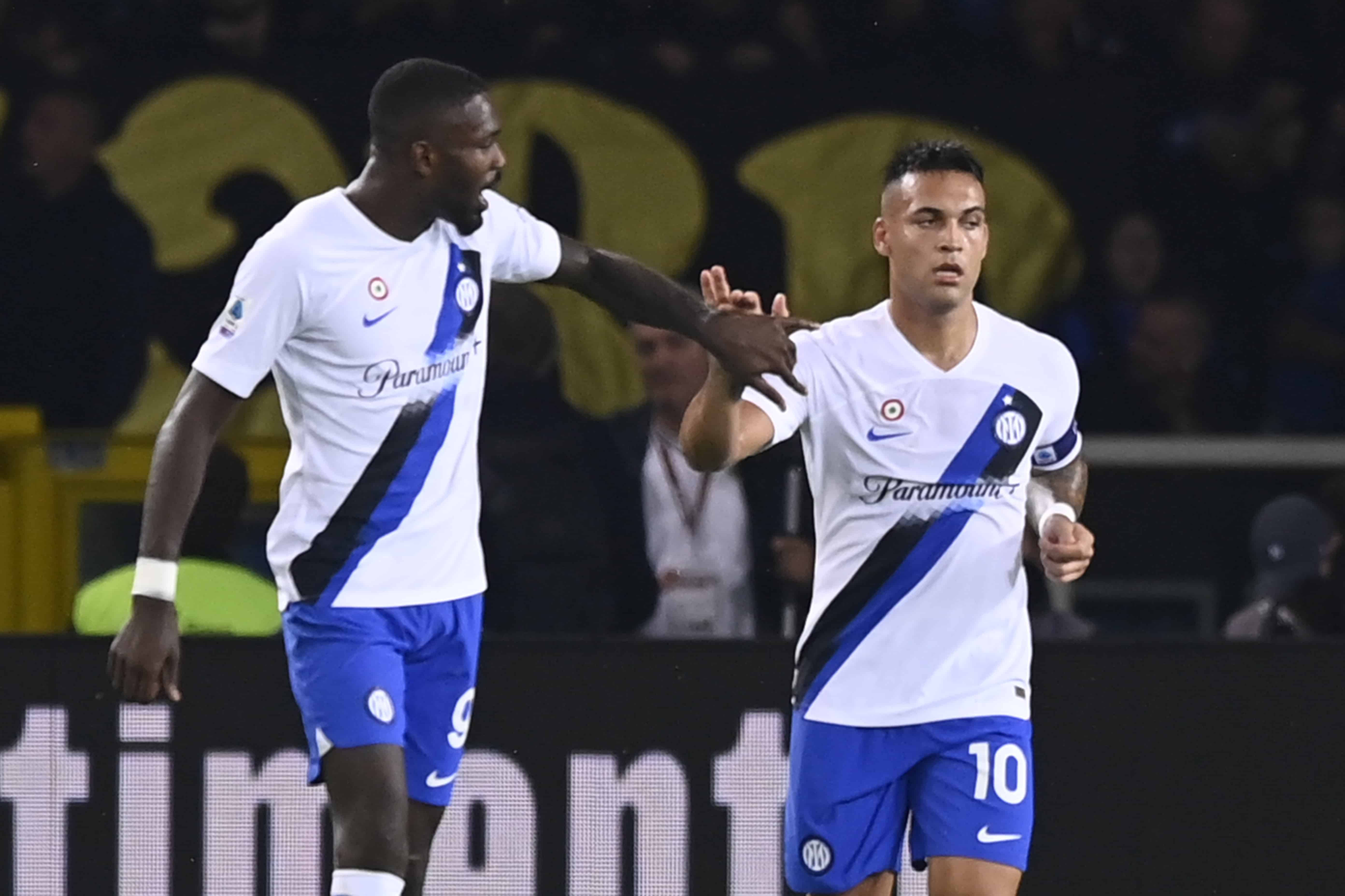 Embalada pela dupla Lautaro-Thuram, Inter bate Torino e volta a ser l&iacute;der