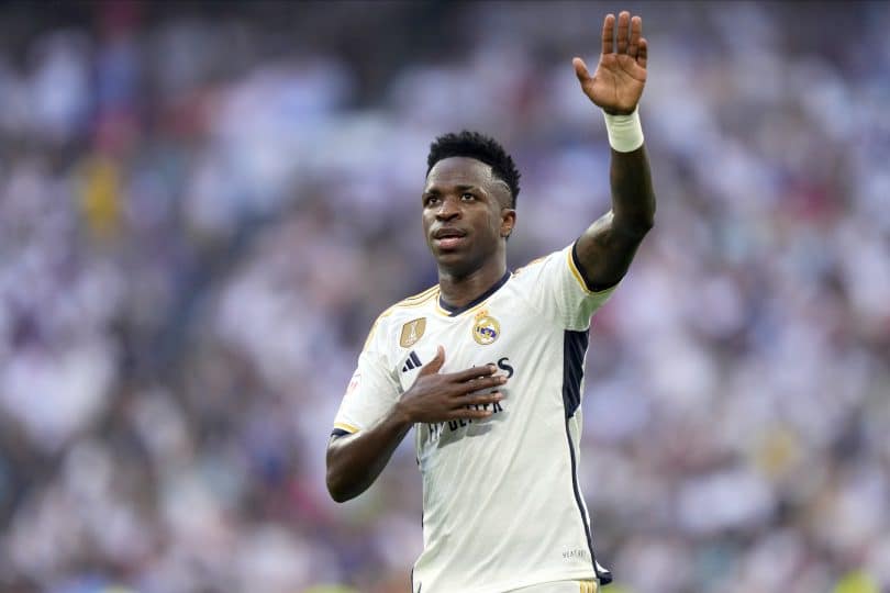 Vini Jr ganha ‘Prêmio Sócrates’ por projeto social e dá mais uma aula contra o racismo