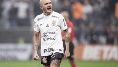 Vaiado antes do in&iacute;cio do jogo, F&aacute;bio Santos admite dificuldades f&iacute;sicas, mas refor&ccedil;a responsabilidade no Corinthians