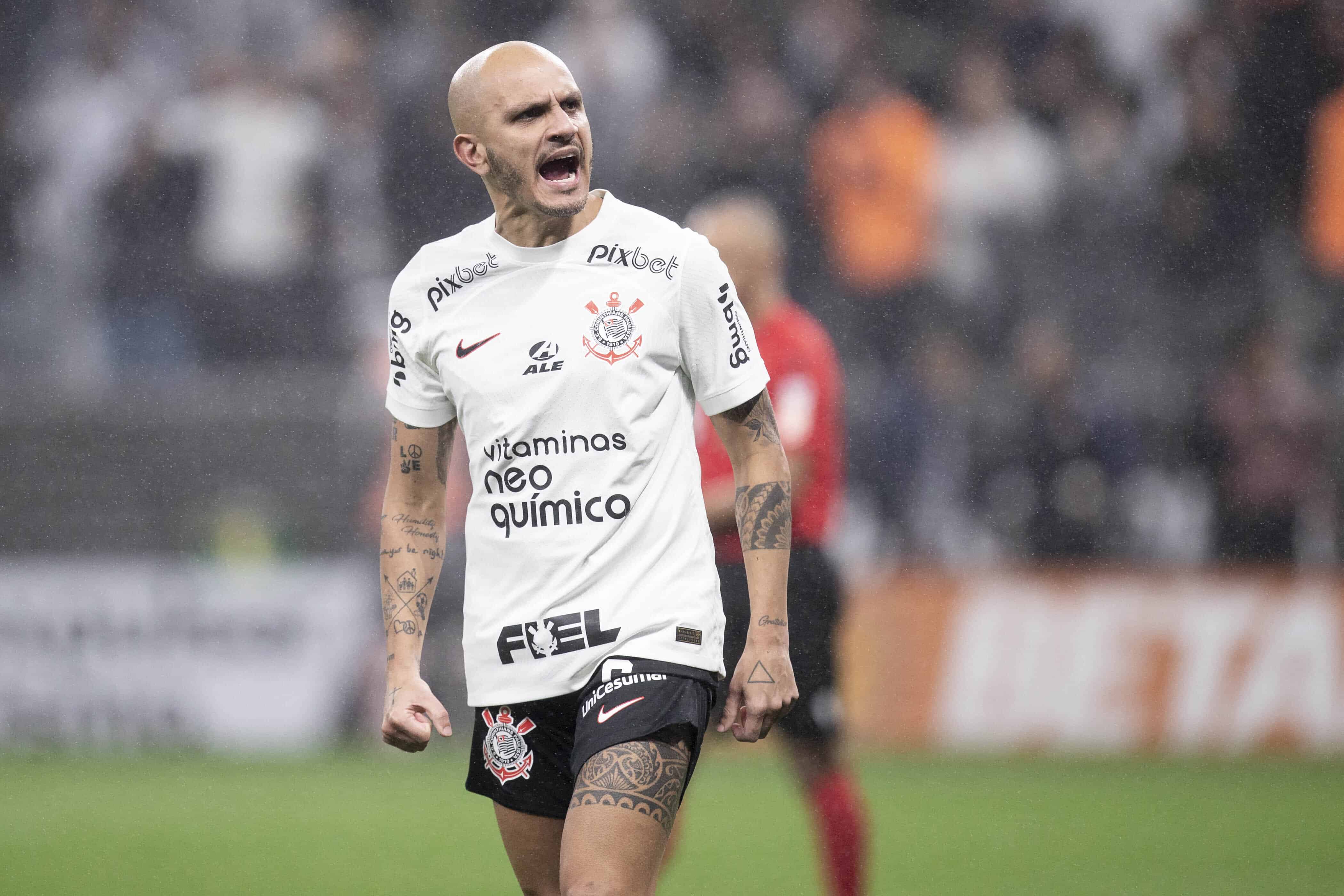 Vaiado antes do in&iacute;cio do jogo, F&aacute;bio Santos admite dificuldades f&iacute;sicas, mas refor&ccedil;a responsabilidade no Corinthians