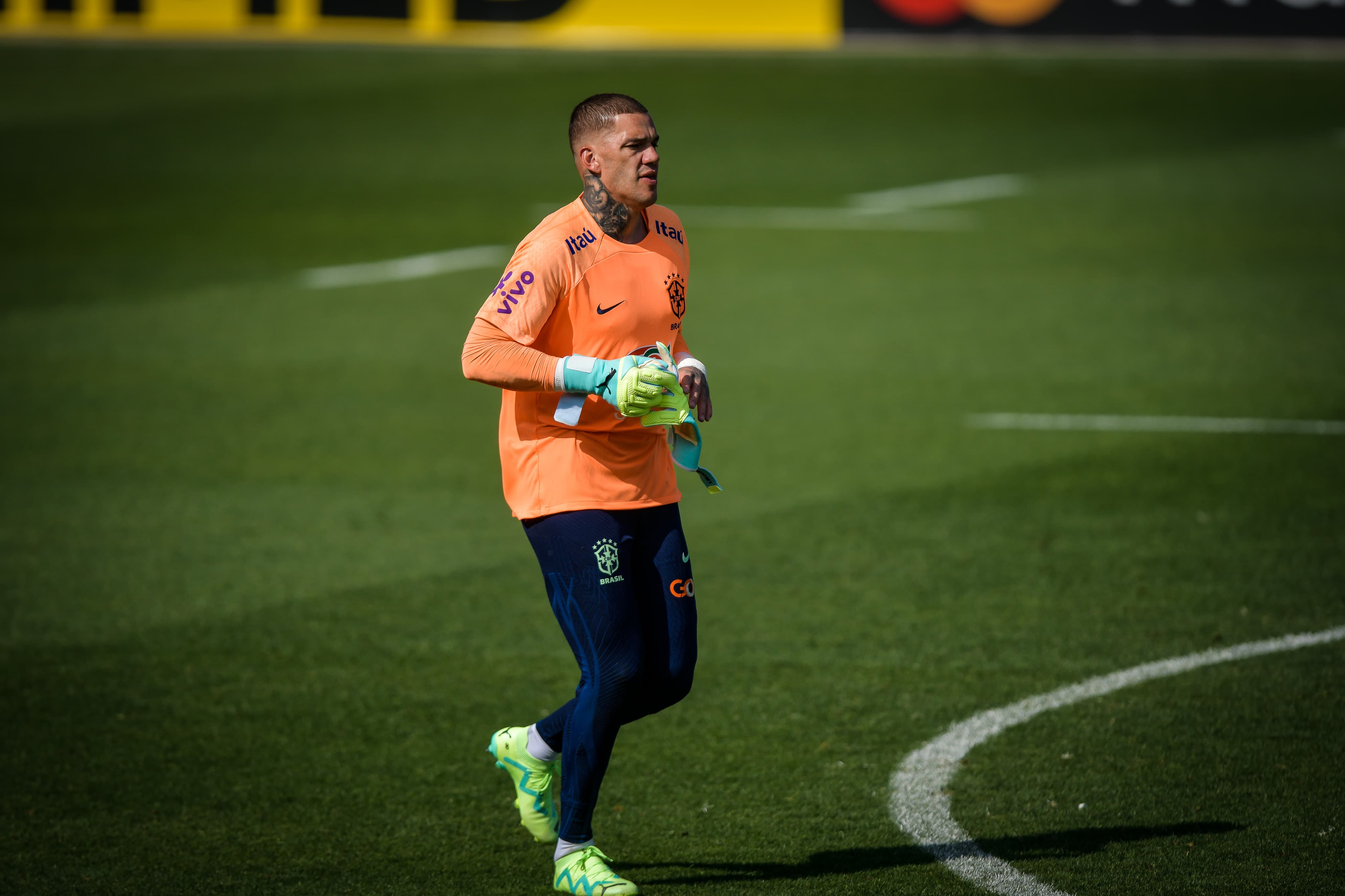 Titular de Diniz, Ederson diz &lsquo;trabalhar o c&eacute;rebro&rsquo; para manter alta concentra&ccedil;&atilde;o em campo