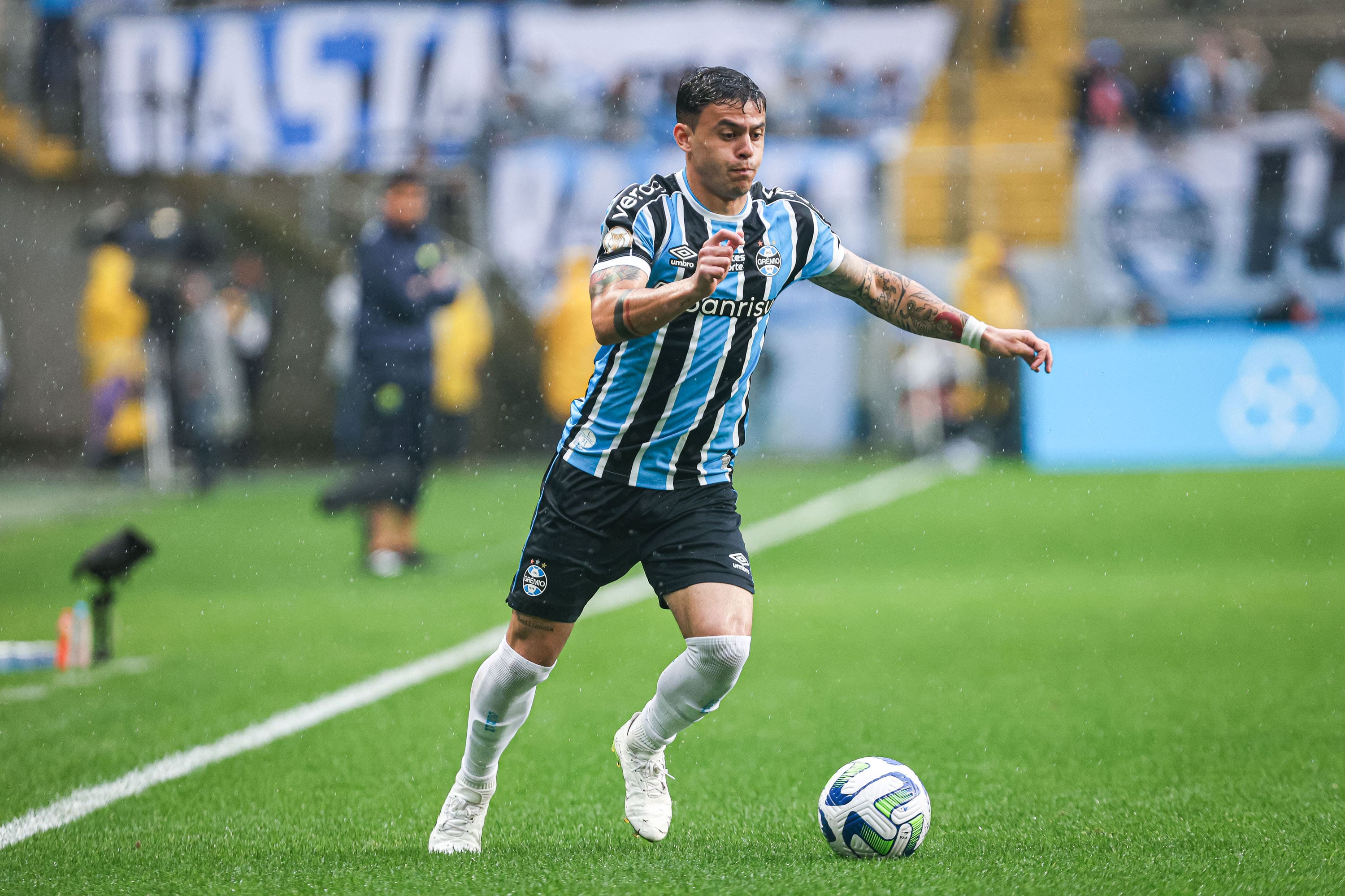 Carballo est&aacute; muito abaixo no Gr&ecirc;mio e sua desconvoca&ccedil;&atilde;o explica um pouco deste drama