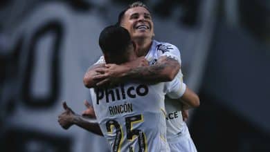 Sob olhares de pai de santo e com show da torcida, Santos goleia o Vasco na Vila